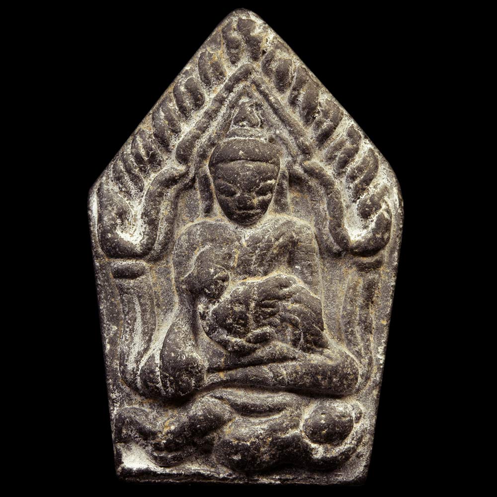 ขุนแผนอุ้มไก่ประทับพรายกุมาร หลังปู่สรวง เนื้อผงใบลาน ปี19 (นิยม)