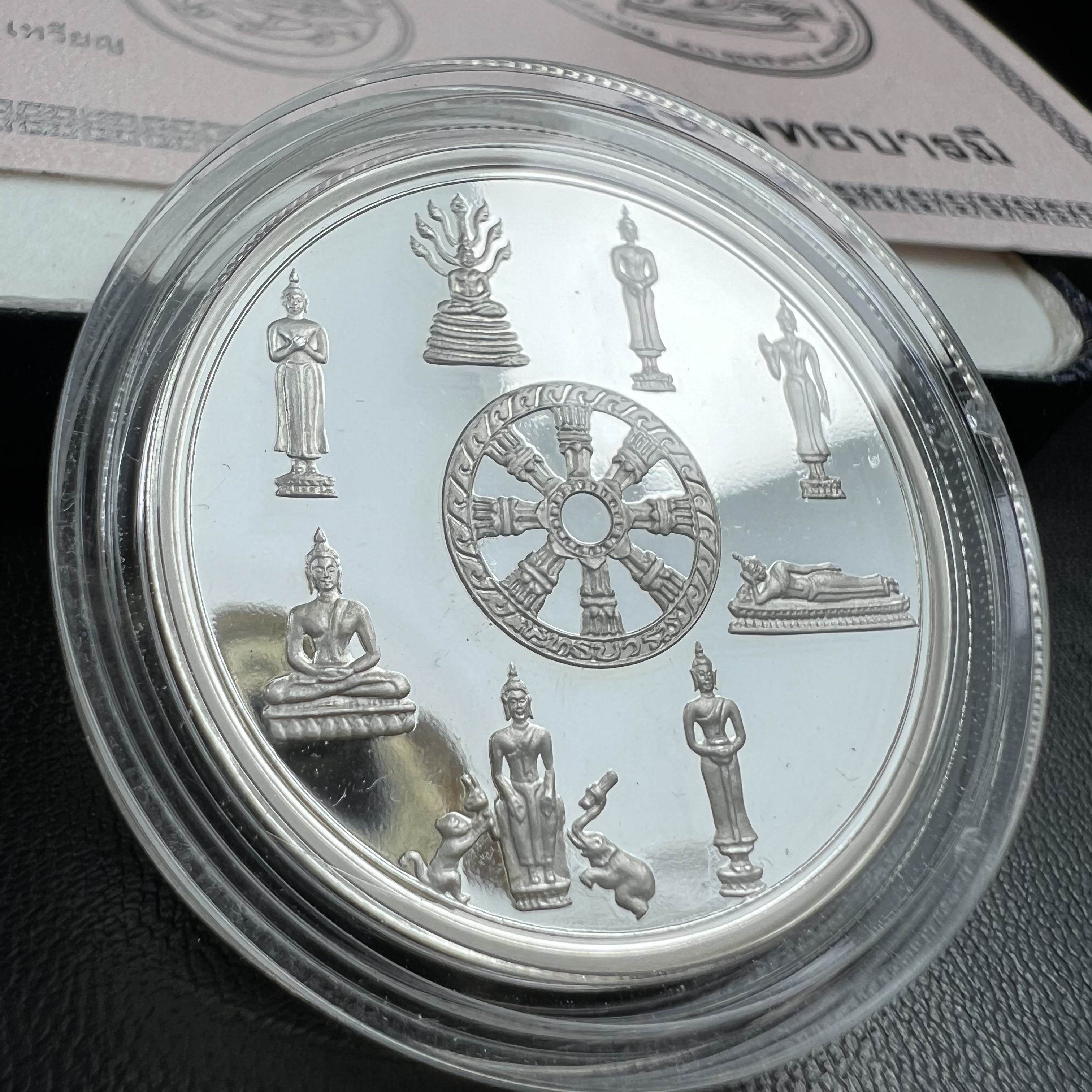 เหรียญพระแก้วมรกต พระพุทธชินราช พระพุทธโสธร รุ่นพุทธบารมี ปี 2540 เนื้อเงินขัดเงา 99.9% พร้อมกล่องและใบรับรองเดิม พิธีพุทธาภิเษก 2 พิธี มหามงคล (พระพุทธคู่บ้านคู่เมือง รูปแบบเหรียญสวยงดงามมาก พิธีใหญ่ เป็นที่นิยม)สร้างน้อยหายาก 1 ใน 500 เหรียญ