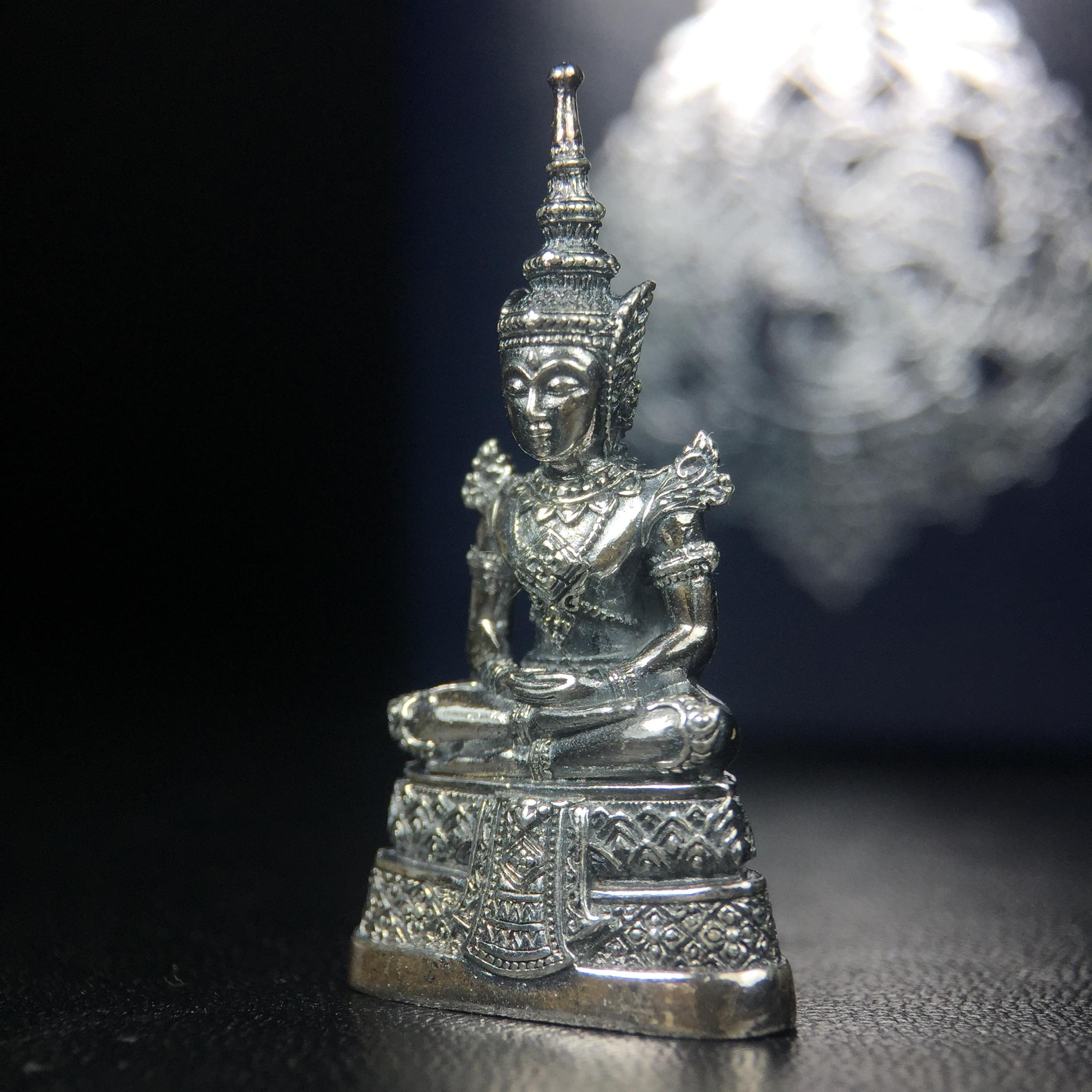 พระแก้วมรกต กรมสรรพสามิตจัดสร้างขึ้นเนื่องในโอกาสครบรอบ 64 ปีของกรมสรรพสามิต และเนื่องในวโรกาสที่พระบาทสมเด็จพระเจ้าอยู่หัวทรงครองราชย์ครบ 50 ปีในปีกาญจนาภิเษก เมื่อ พ.ศ.2539 เนื้อเงินรมดำขัดเงาพร้อมกล่องบรรจุเดิม