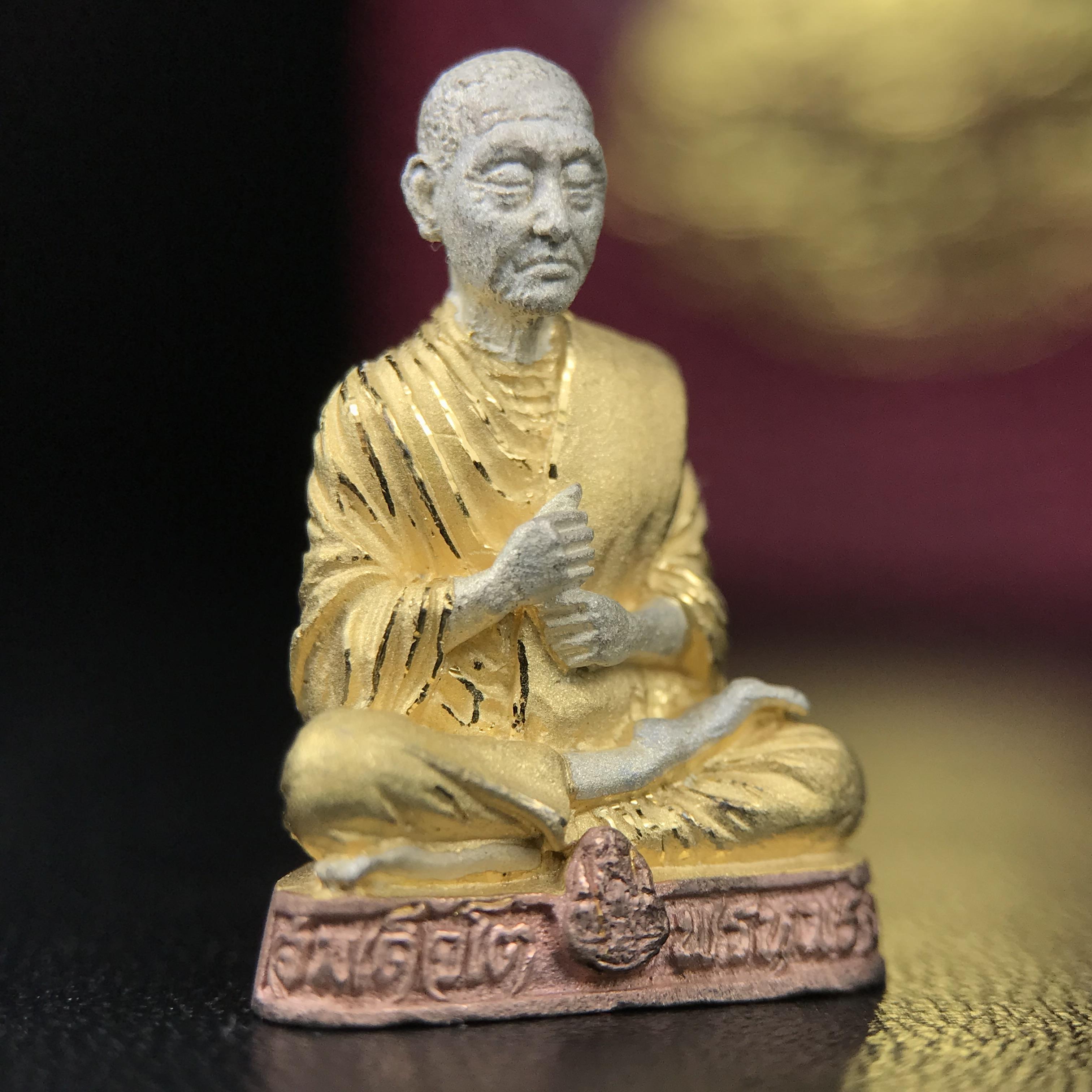 รูปเหมือนสมเด็จพระพุฒาจารย์ (โต พรหมรังสี)วัดใหม่อมตรส บางขุนพรหม ปี2540 รุ่นกาญจนาภิเษก จัดสร้างในวโรกาสที่รัชกาลที่ 9 ทรงครองสิริราชสมบัติ ครบ 50ปี ลอยองค์พิมพ์ใหญ่ เนื้อเงินบริสุทธิ์ 99.9% แบบชุบสามกษัตริย์ขัดเงาบางส่วน พร้อมกล่องบรรจุเดิมครบ