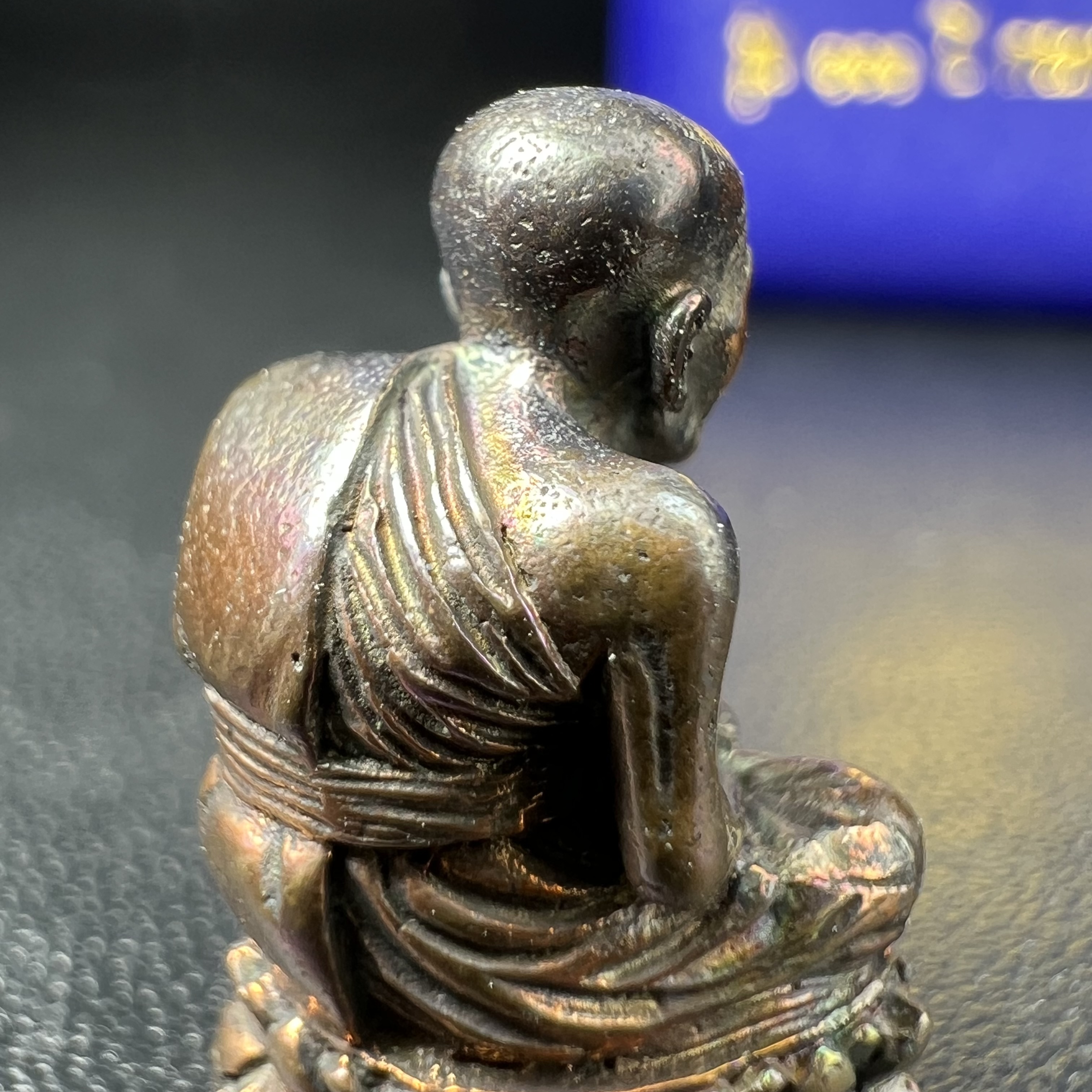 รูปเหมือนหล่อลอยองค์หลวงปู่ทวด รุ่น 111ปี กระทรวงกลาโหม เนื้อนวโลหะรมดำ-ปัดเงา ปี2540 พิธีใหญ่ เข้มขลัง นิยม พร้อมกล่องบรรจุเดิม(คัดสภาพสวยผิวเทพๆผิวรุ้งๆ)ทั้งพิธีทั้งพุทธศิลป์ทรงคุณค่าอีกหนึ่งรุ่นยอดนิยม