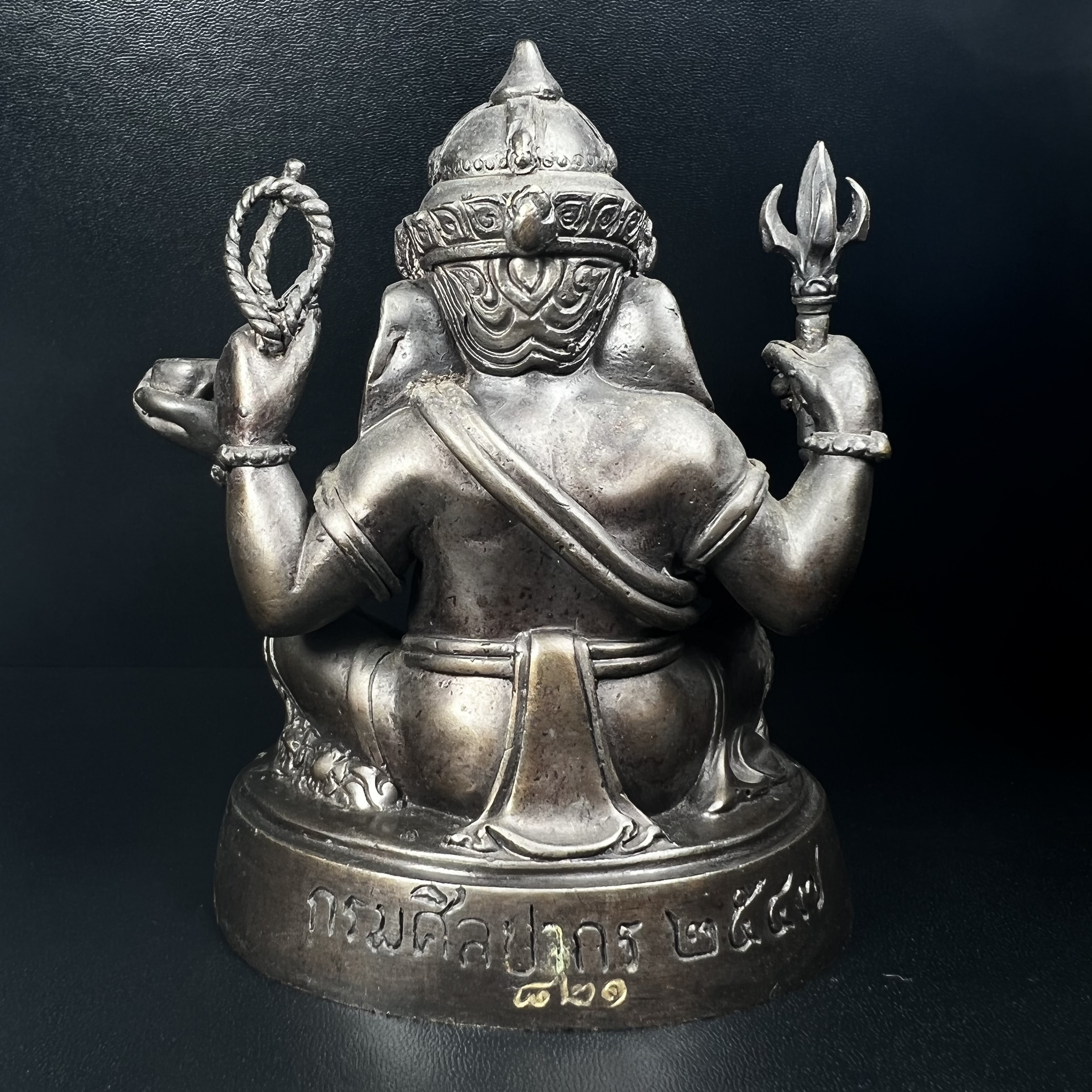 พระพิฆเนศ กรมศิลปากร ปี2547 ขนาดบูชาหน้าตัก 3 นิ้ว โลหะผสมเนื้อดี มีโค๊ดหมายเลขกำกับNo.821 (1 ใน 5000 องค์)รุ่นยอดนิยมหายาก