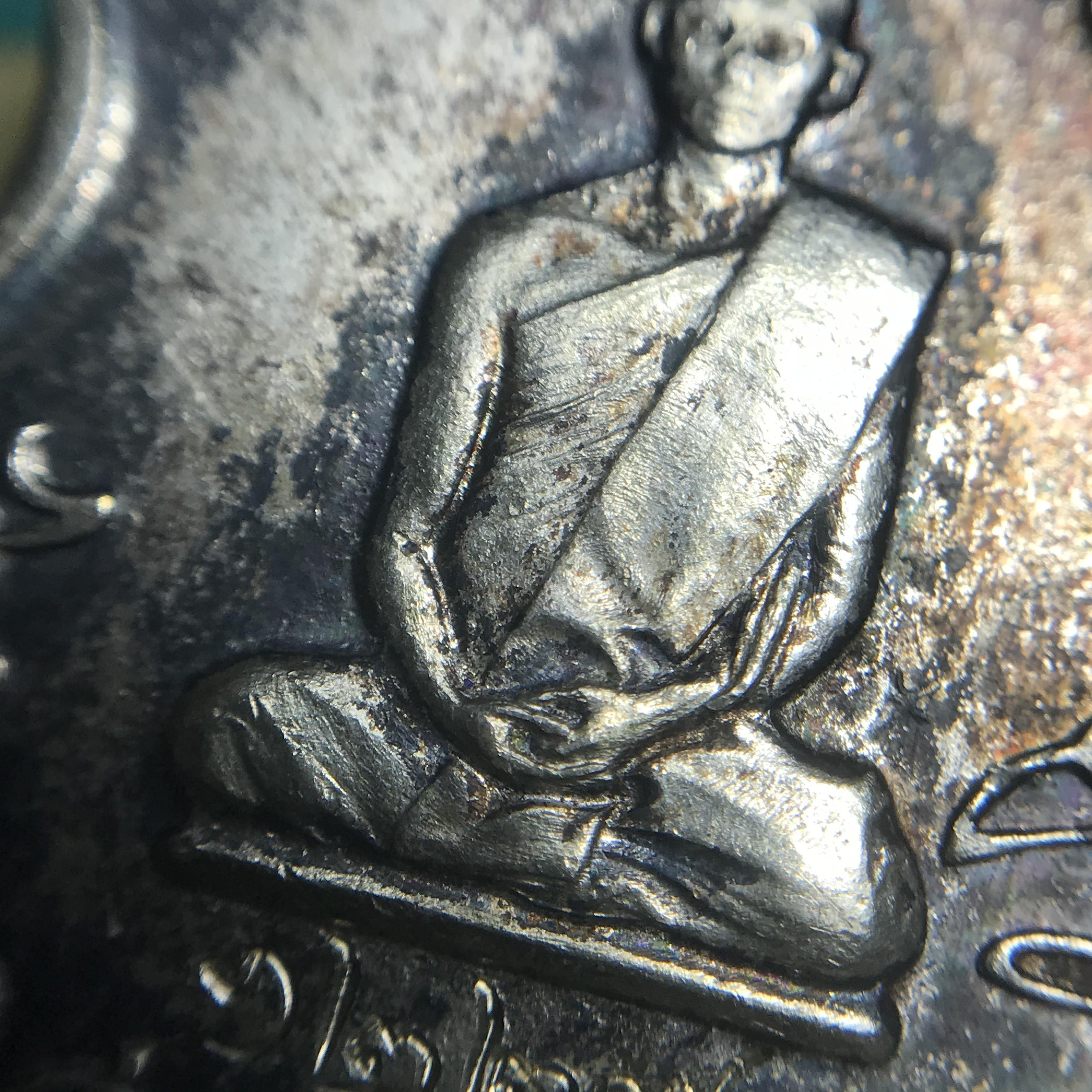 เหรียญในหลวงทรงผนวช กองทัพภาคที่3 ปี2517 เนื้อเงิน(ในหลวงรัชกาลที่9เสด็จในพิธี)(คัดสภาพสวย ผิวเดิม เส้นวงเดือนวิ่งคมชัด สวยมาก)(1ใน2000เหรียญ)