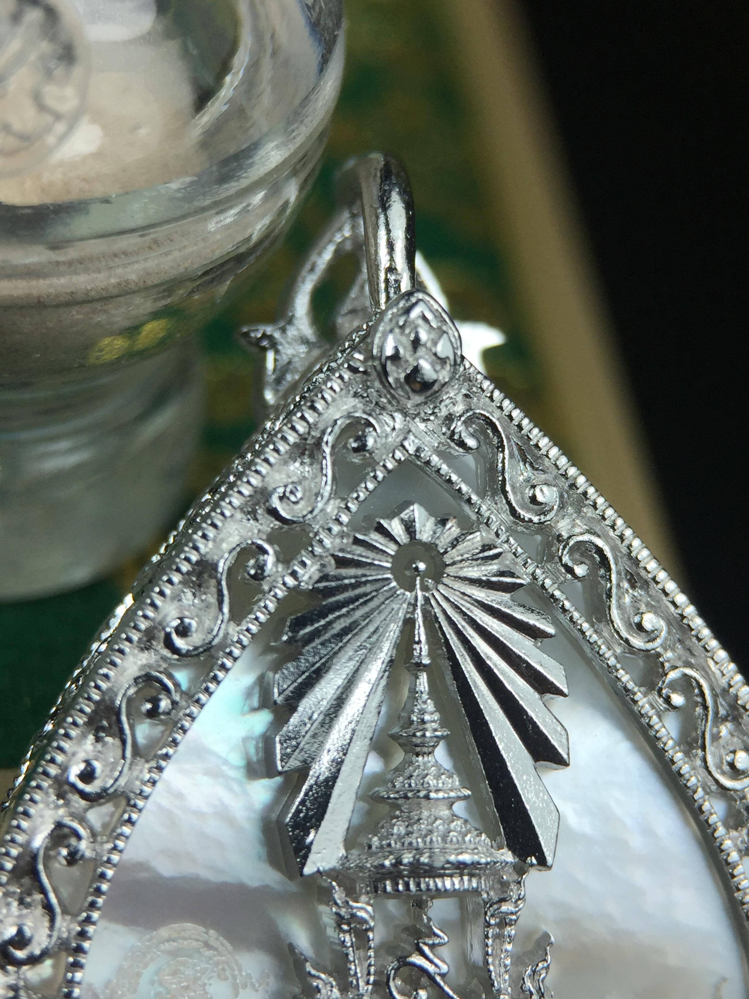 พระพุทธชินราช(จำลอง) ภปร. 84 พรรษา ทรงหยดน้ำ เนื้อเงินชุบทองคำขาว ขนาด 20*36 มม. (พระราชทานมวลสาร จิตรลดาและเส้นพระเจ้า(เส้นผม)รัชกาลที่9)พุทธศิลป์ทรงคุณค่าอีกหนึ่งรุ่นยอดนิยม งดงาม ทรงคุณค่า หายาก