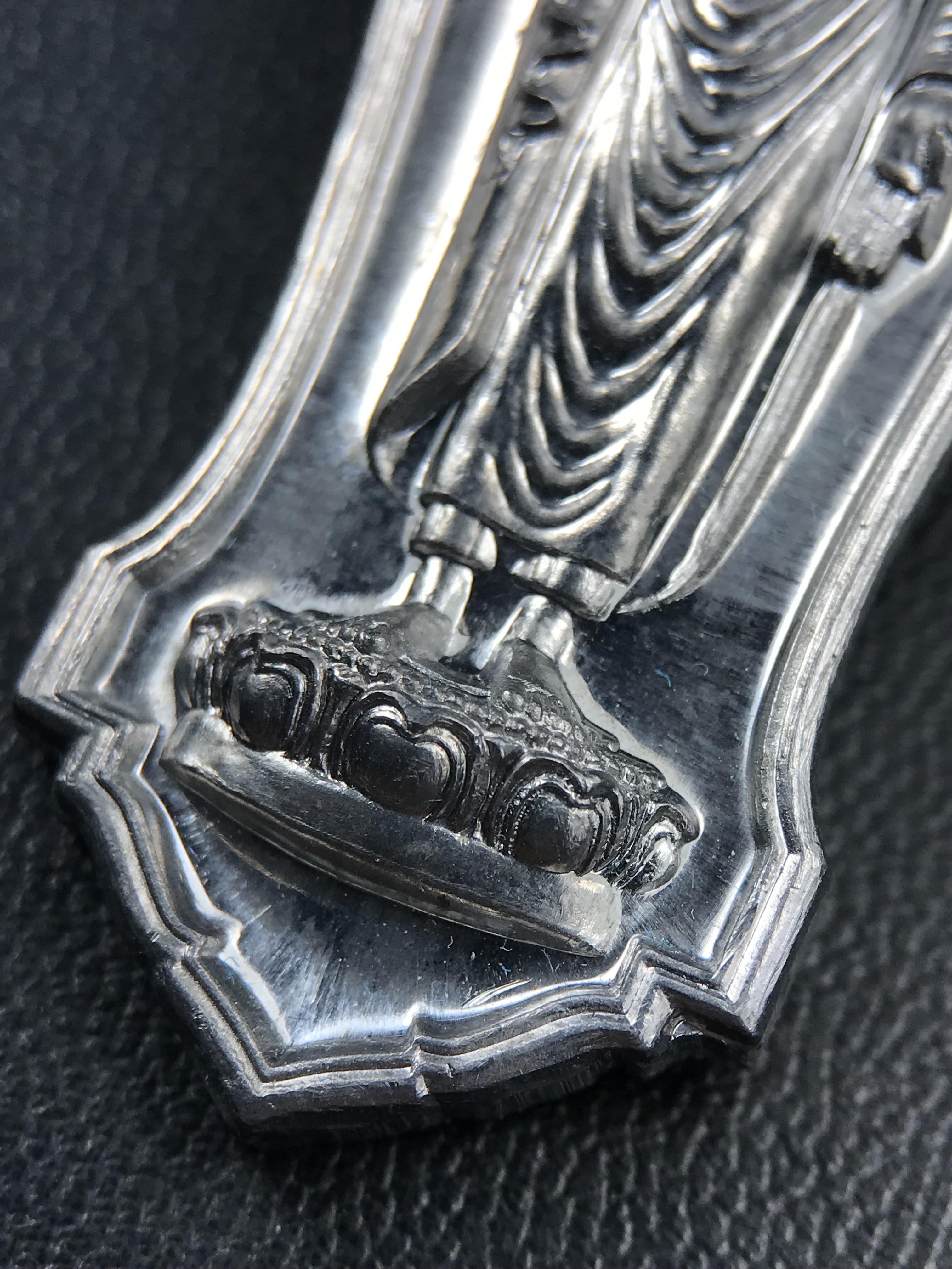 เหรียญที่ระลึกพระพุทธเมตตาประชาไทยไตรโลกนาถคันธารราฐอนุสรณ์ หลัง ภปร. และ สก. วัดทิพย์สุคนธาราม จ.กาญจนบุรี ปี 2558 เนื้อชิน(ตะกั่ว) ขนาดสูง 4.6 ซม. ที่ระลึก ร.9 พระชนมพรรษาครบ 7 รอบ และ สมเด็จพระราชินี พระชนมพรรษา 80 พรรษา พิธีใหญ่