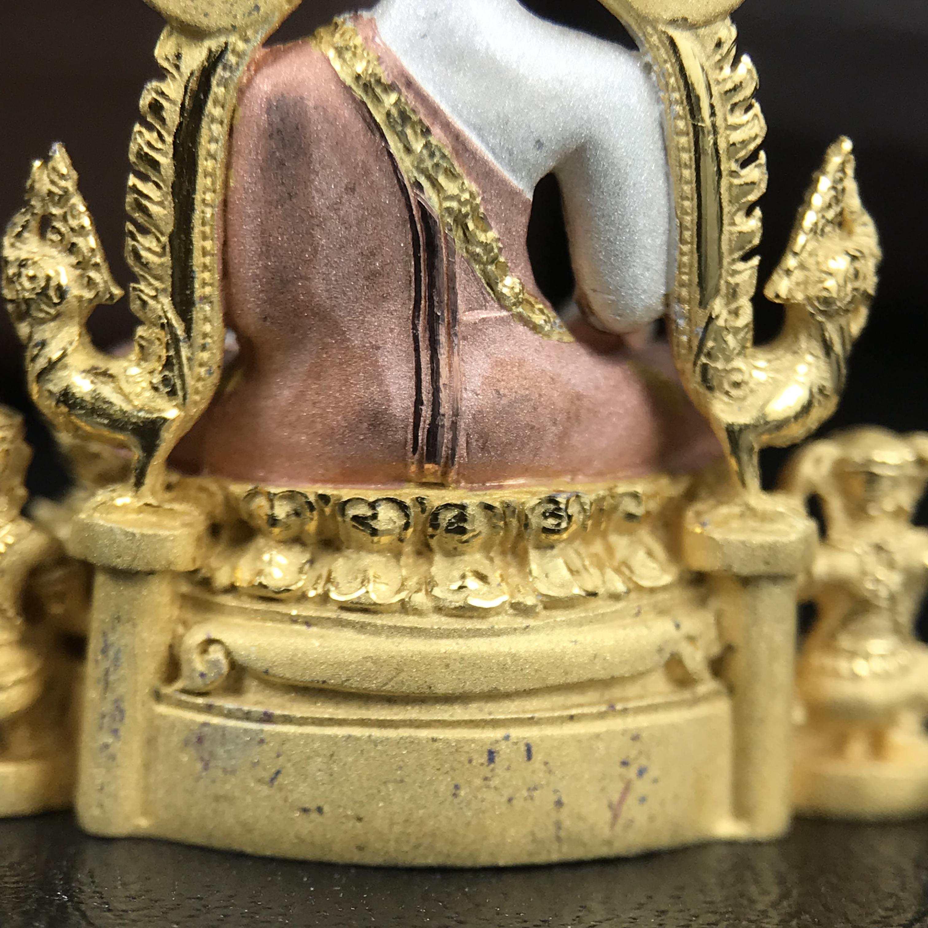 พระพุทธชินราช ภปร. โครงการ "เพราะแผ่นดินนี้ คือ แผ่นดินเกิด" ปี 2548(รุ่นแรก) ลอยองค์เนื้อเงินสามกษัตริย์ หน้าตัก 1/2 นิ้ว (ขนาด 3.5 x 2.5 ซม.) พุทธศิลป์งดงามทรงคุณค่า รุ่นยอดนิยม