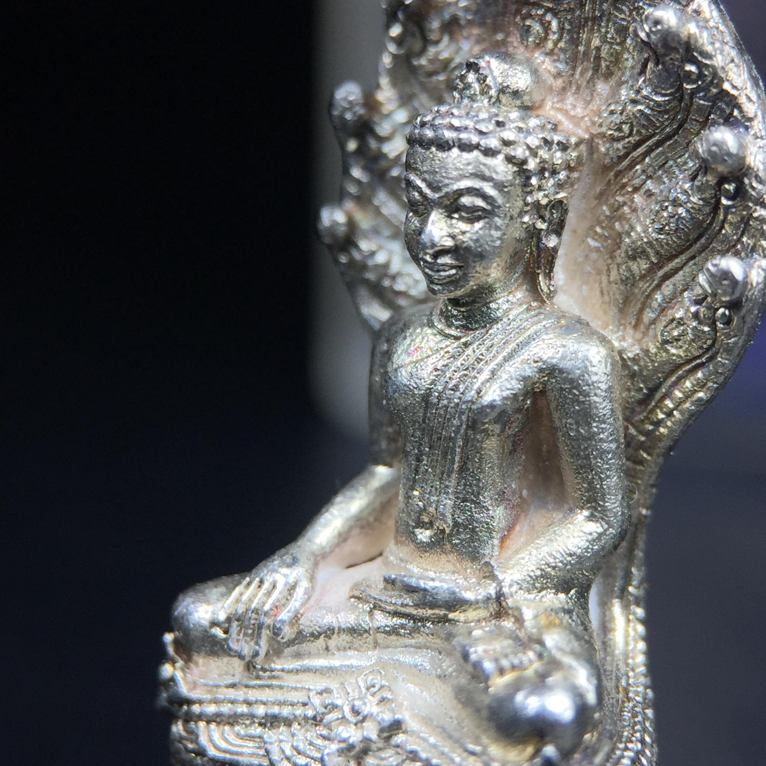 พระพุทธรูปนาคปรกปางมารวิชัย สธ. เนื่องวโรกาสสมเด็จพระเทพรัตนราชสุดาฯ ทรงเจริญพระชนมายุครบ 3 รอบ ปี2534 พิธีพุทธาภิเษก ณ วัดบวรนิเวศวิหาร โดยมีสมเด็จพระญาณสังวร สมเด็จพระสังฆราชเป็นองค์ประธาน(พิธีใหญ่ มวลสารดี พุทธศิลป์งดงาม)พระกริ่งเนื้อเงินพบเจอน้อยหายาก