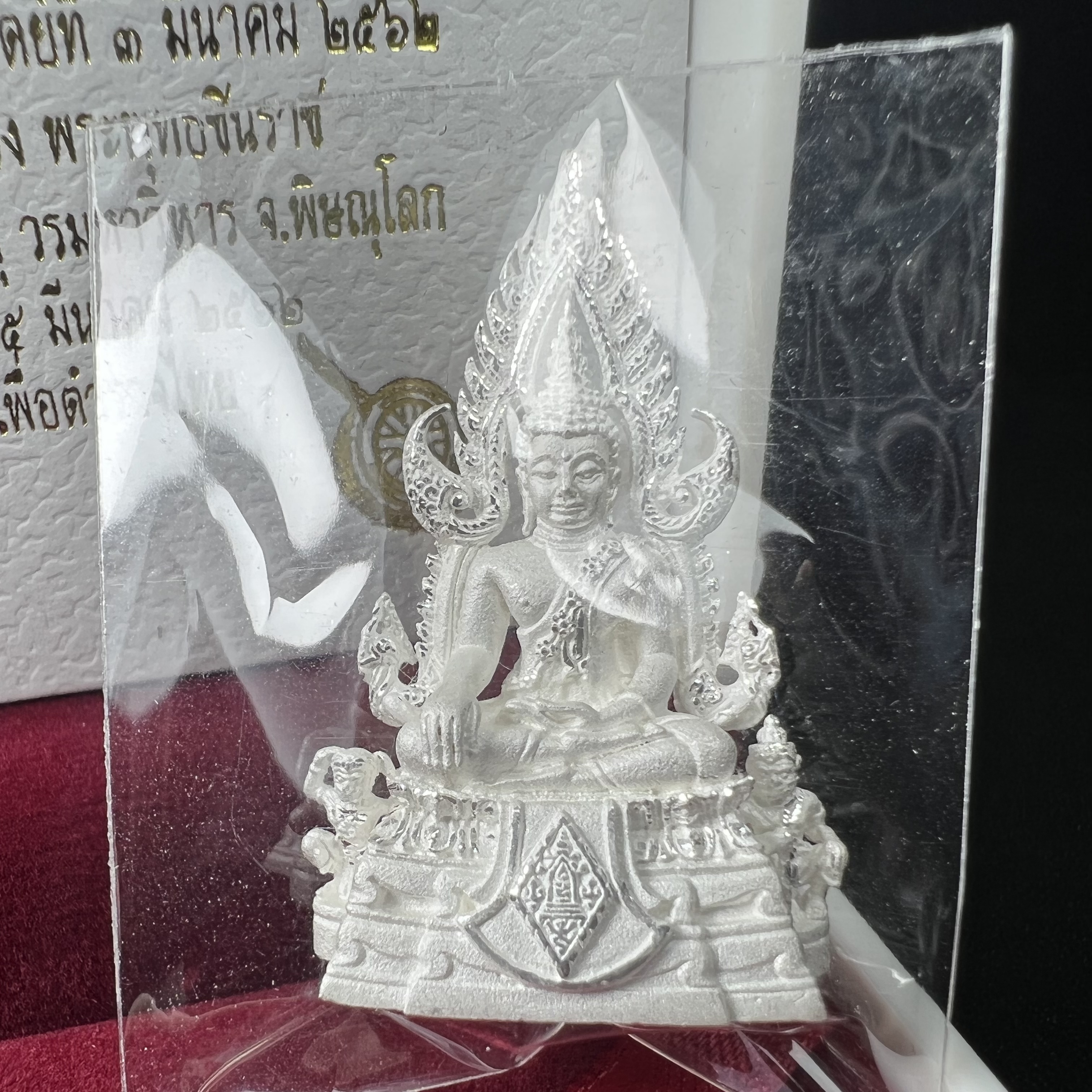 พระพุทธชินราช รุ่น ประวัติศาสตร์ มูลนิธิเพื่อตำรวจไทยจัดสร้าง ปี 2562 เนื้อเงินขัดเงา พิมพ์พระพุทธชินราช ลอยองค์ แบบจิวเวอร์รี่(ขนาดสูง 3.5 ซม.) (สภาพ สวย ซีนซองเดิม กล่องบบรรจุเดิมครบสมบูรณ์)