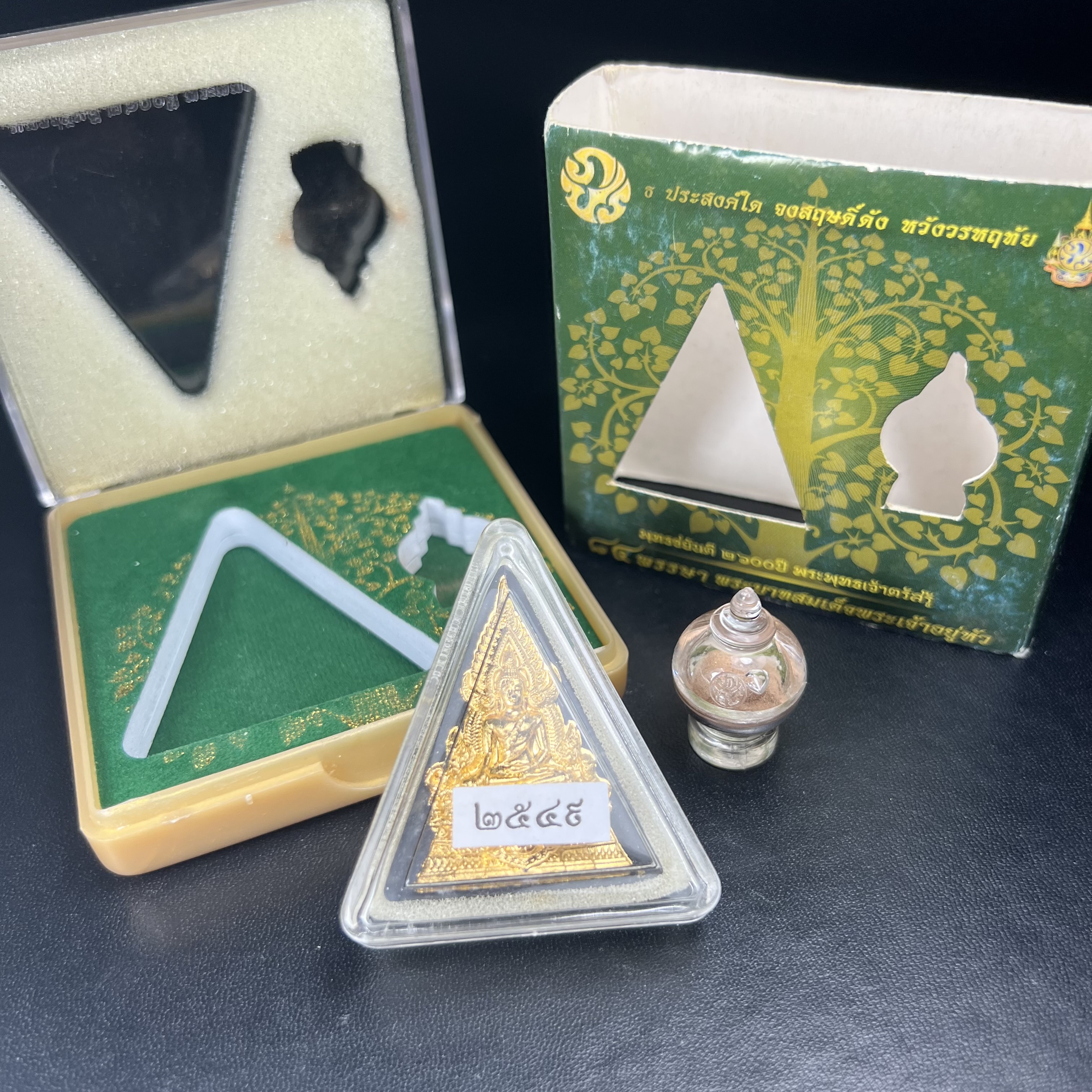 พระพุทธชินราช ภปร. 84พรรษา เนื้อผงปิดทองด้านหน้า หลัง ภ.ป.ร. เนื้อแดง (พระราชทานมวลสาร จิตรลดาและเส้นพระเจ้า(เส้นผม)ในหลวงรัชกาลที่9)พุทธศิลป์ทรงคุณค่าอีกหนึ่งรุ่นยอดนิยม(องค์หมายเลข ๒๕๔๙)1 ใน 10000 องค์