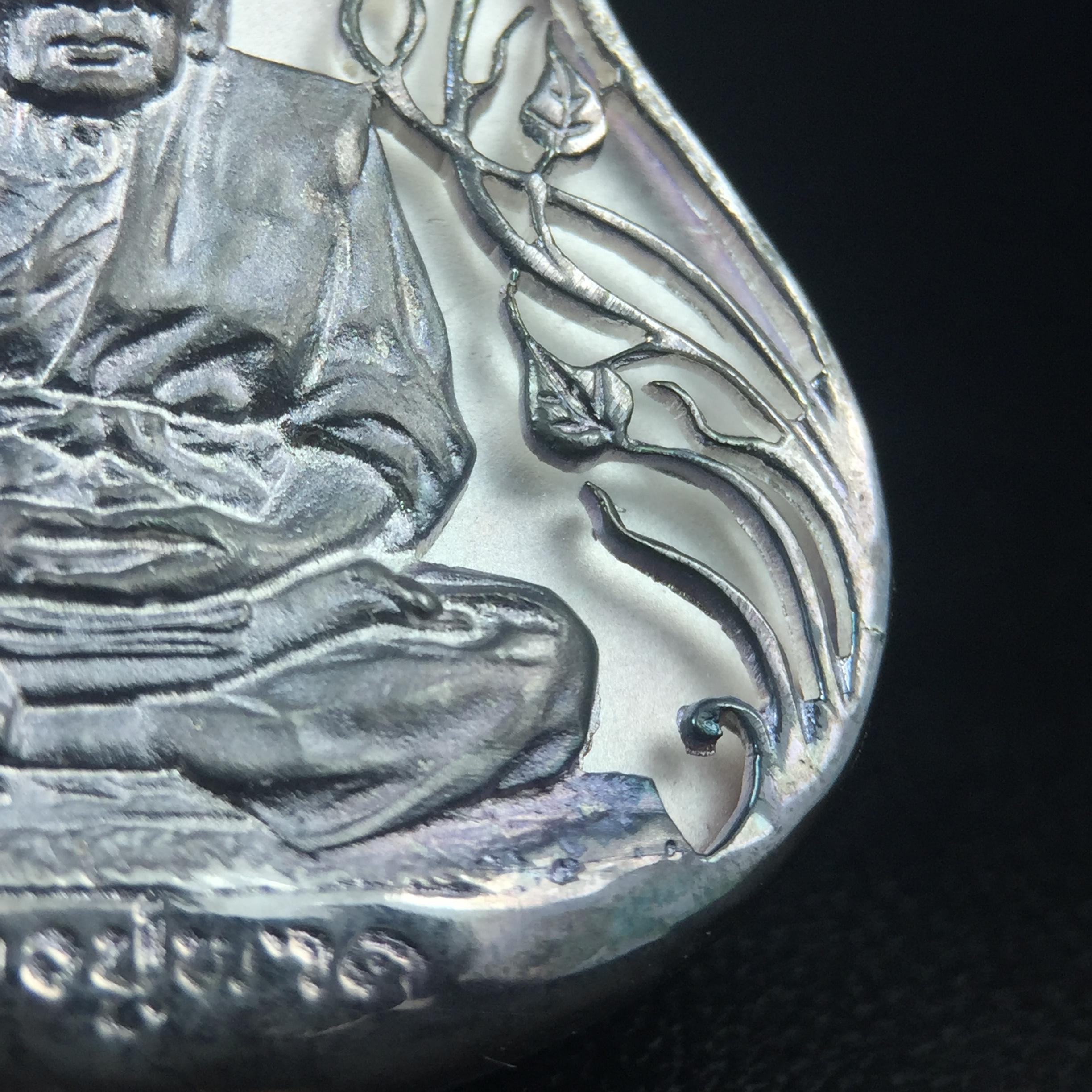 เหรียญหลวงปู่ทวด พระนามาภิไธย สก. แบบงานฉลุโบราณ(HAND MADE) ปี 2544 เนื้อเงิน(ผิวเดิมขึ้นสีรุ้งธรรมชาติสวยมาก) พิธีปลุกเสก ณ อุโบสถวัดช้างให้ และ พิธีมังคลาภิเษก ณ พระอุโบสถ วัดพระศรีรัตนศาสดาราม(วัดพระแก้ว) (1 ใน 2000 เหรียญ)พบเจอน้อยหายากมาก