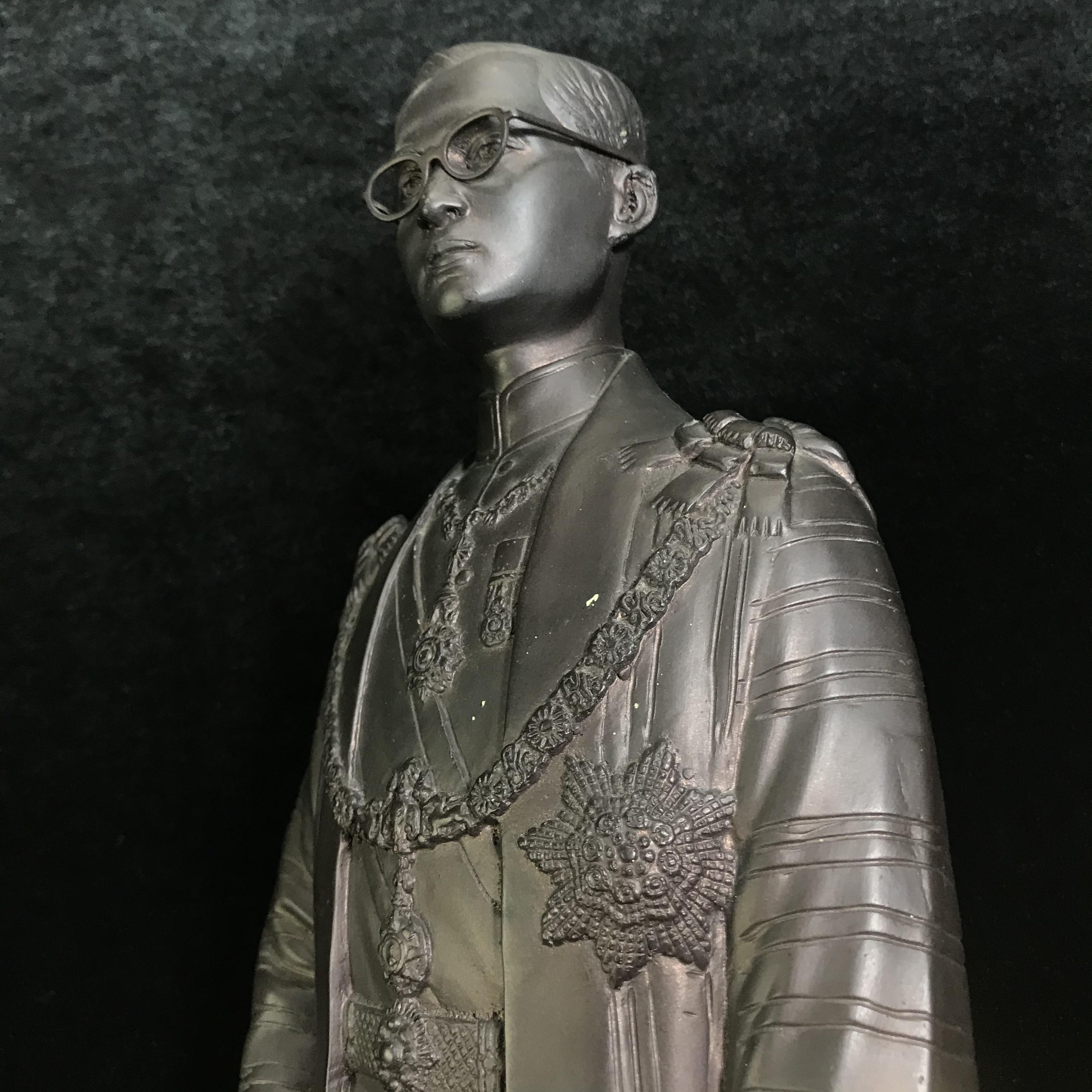 พระบรมรูปหล่อในหลวงรัชกาลที่9 พระบาทสมเด็จพระปรมินทรมหาภูมิพลอดุลยเดชทรงพระแสงขรรค์ชัยศรีเสด็จขึ้นครองราชย์ รุ่น 72 พรรษา เฉลิมพระชนมพรรษาครบ 6 รอบ วันที่ 5 ธันวาคม 2542(พิธีปลุกเสกใหญ่)(หนึ่งในพระบรมรูปหล่อรัชกาลที่9 ที่ทรงคุณค่าและหายากมากในปัจุบัน)