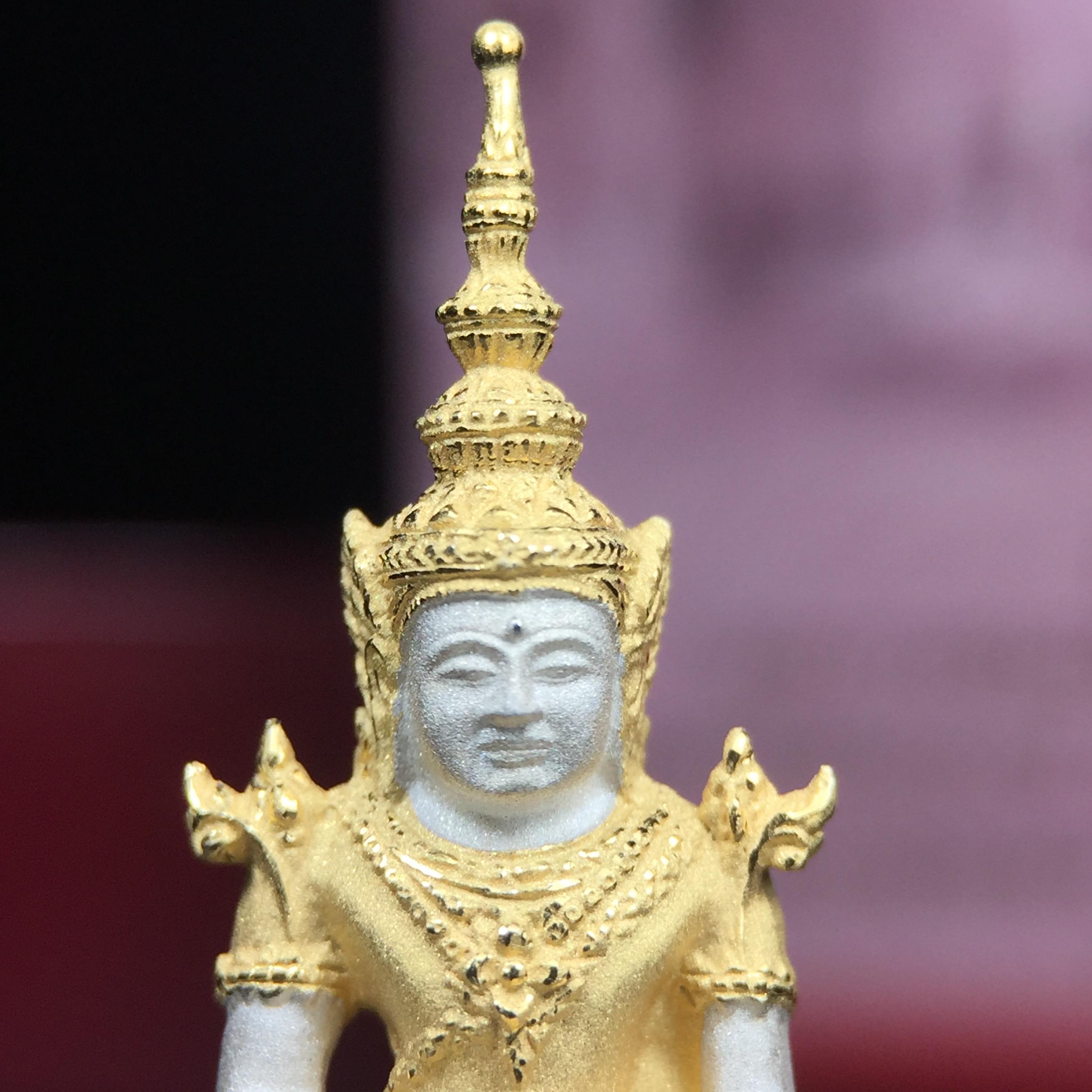 พระแก้วมรกต ภปร.(รุ่นแรก) ปี2545 จัดสร้างในมหาวโรกาส พระบาทสมเด็จพระเจ้าอยู่หัวรัชกาลที่ 9 ครบรอบ 75 พรรษา และฉลองกรุงรัตนโกสินทร์ครบ 220 ปี พิมพ์ลอยองค์ใหญ่ เนื้อเงินบริสุทธิ์ 92.5%(สามกษัตริย์) ขนาด 19*35 มม. พร้อมกล่อง สวยครบสมบูรณ์(องค์หมายเลข ๑๗๒๐)