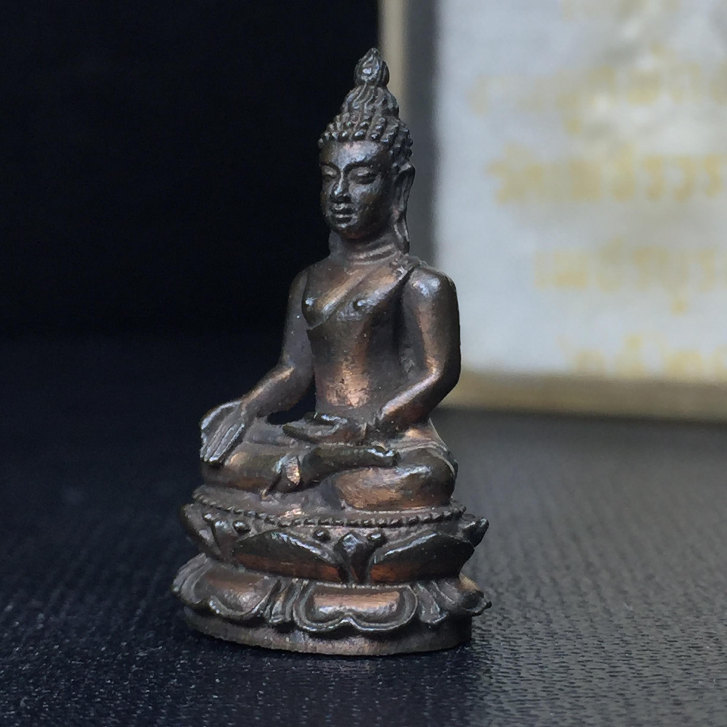 พระกริ่งไพรีพินาศ(รุ่นแรก สมเด็จพระญาณสังวร) วัดเพชรวราราม รุ่นเขาค้อ เนื้อนวโลหะ ตอกโค้ต ปี2520 จ.เพชรบูรณ์(คัดสภาพสวยครบกล่องบรรจุเดิม)(1ใน2309 องค์)