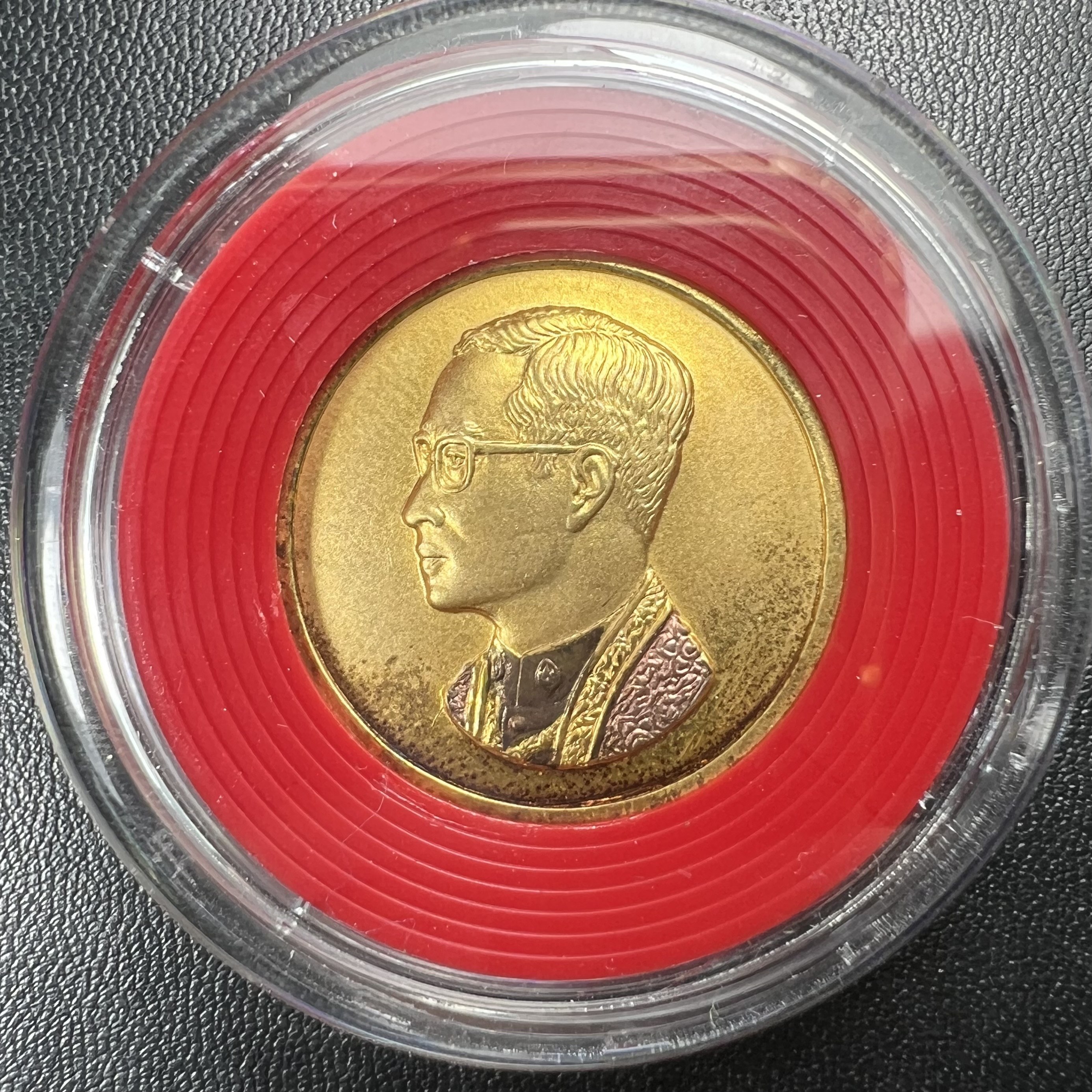 วัตถุมงคลคุ้มเกล้าฯ มหามงคลเฉลิมพระชนมพรรษา 6 รอบ รัชกาลที่ 9 ชุดพิเศษกรรมการ(สุดหายาก) (ในหลวงรัชกาลที่9 ทรงจุดไฟพระฤกษ์และเททอง พิธีใหญ่)ยอดนิยมหายาก