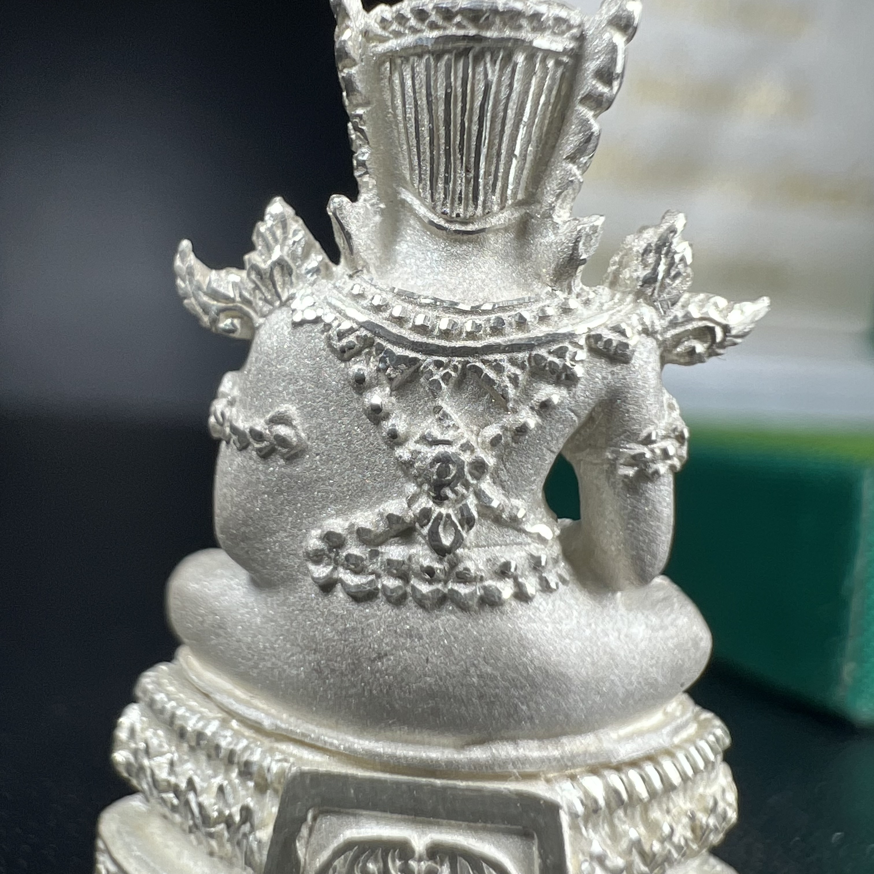 พระพุทธมหามณีรัตนปฎิมากร(พระแก้วมรกต)รุ่น เฉลิมพระเกียรติ วัดพระศรีรัตนศาสดาราม(วัดพระแก้ว) ปี2543 เนื้อเงินพิมพ์ใหญ่ลอยองค์ ฤดูร้อน กล่องบรรจุเดิมครบ หายากพบเจอน้อย