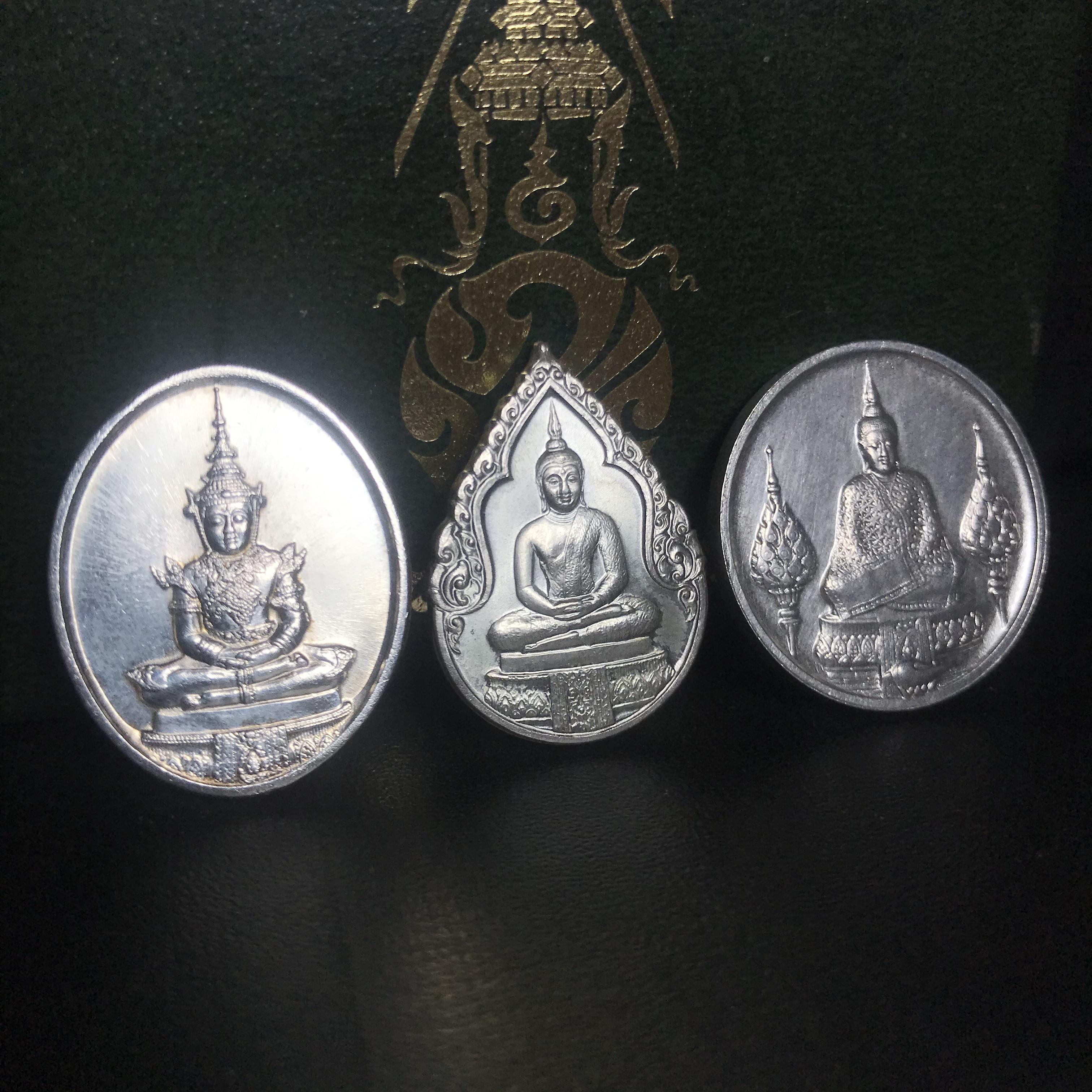 เหรียญพระแก้วมรกตหลัง ภปร ฉลองกรุงรัตนโกสินทร์ครบ 200 ปี พ.ศ.2525 เนื้อเงินกล่องบรรจุเดิมครบ3พิมพ์(บล็อกพระราชศรัธา)(ในหลวงรัชกาลที่9 เสด็จในพิธี)