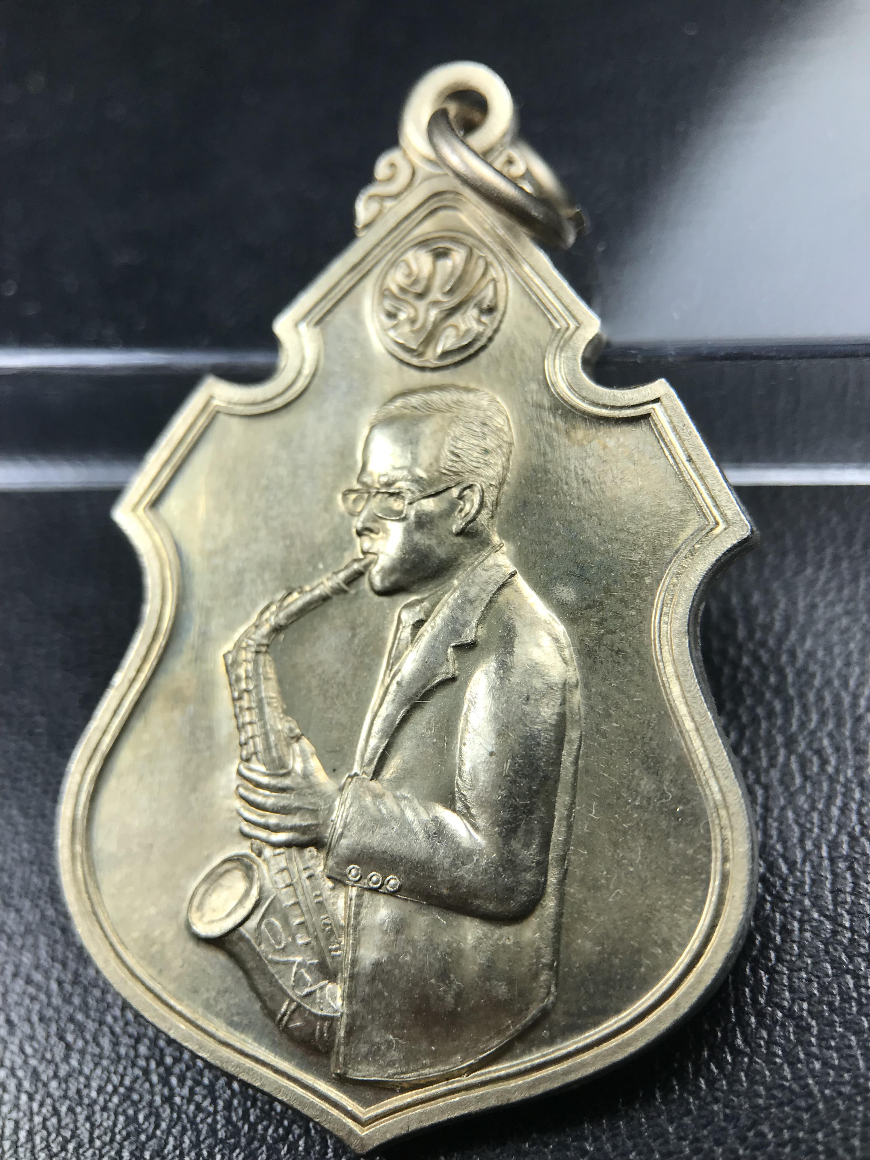 เหรียญครอบครูช่างหลวง(ในหลวงทรงดนตรี) เนื้ออัลปาก้า ปี 2550(หายาก)สุดยอดแห่งความหายากมีหมุนเวียนให้เห็นน้อยมากเป็นอีกหนึ่งรุ่นยอดนิยมของเสด็จพ่อร.9เหรียญนี้สวยมากผิวน้ำทองทั่วทั้งเหรียญ