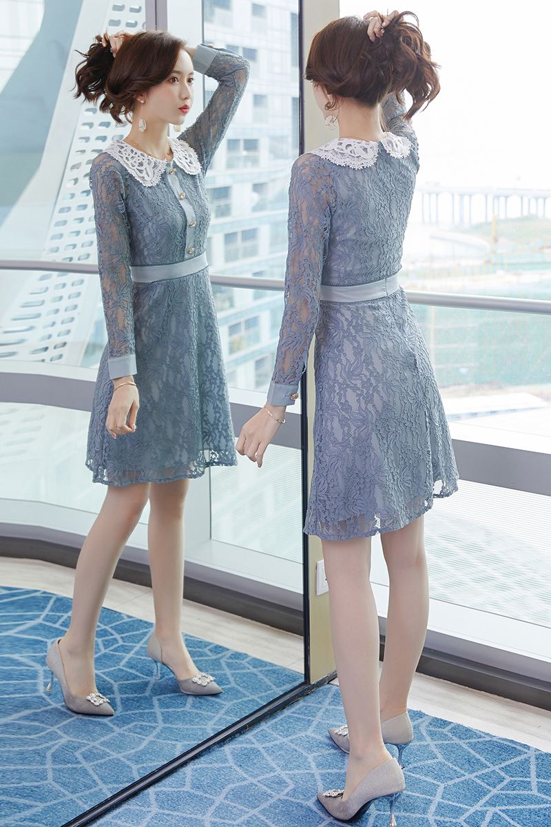 ชุดเดรสสั้นผ้าลูกไม้แนวซีทรูสีเทา คอบัวลูกไม้สีขาว แขนยาว เสื้อด้านหน้าและปลายแขนตกแต่งกระดุมพลอยชมพูสังเคราะห์ กระโปรงทรงเอ สวยดูดี
