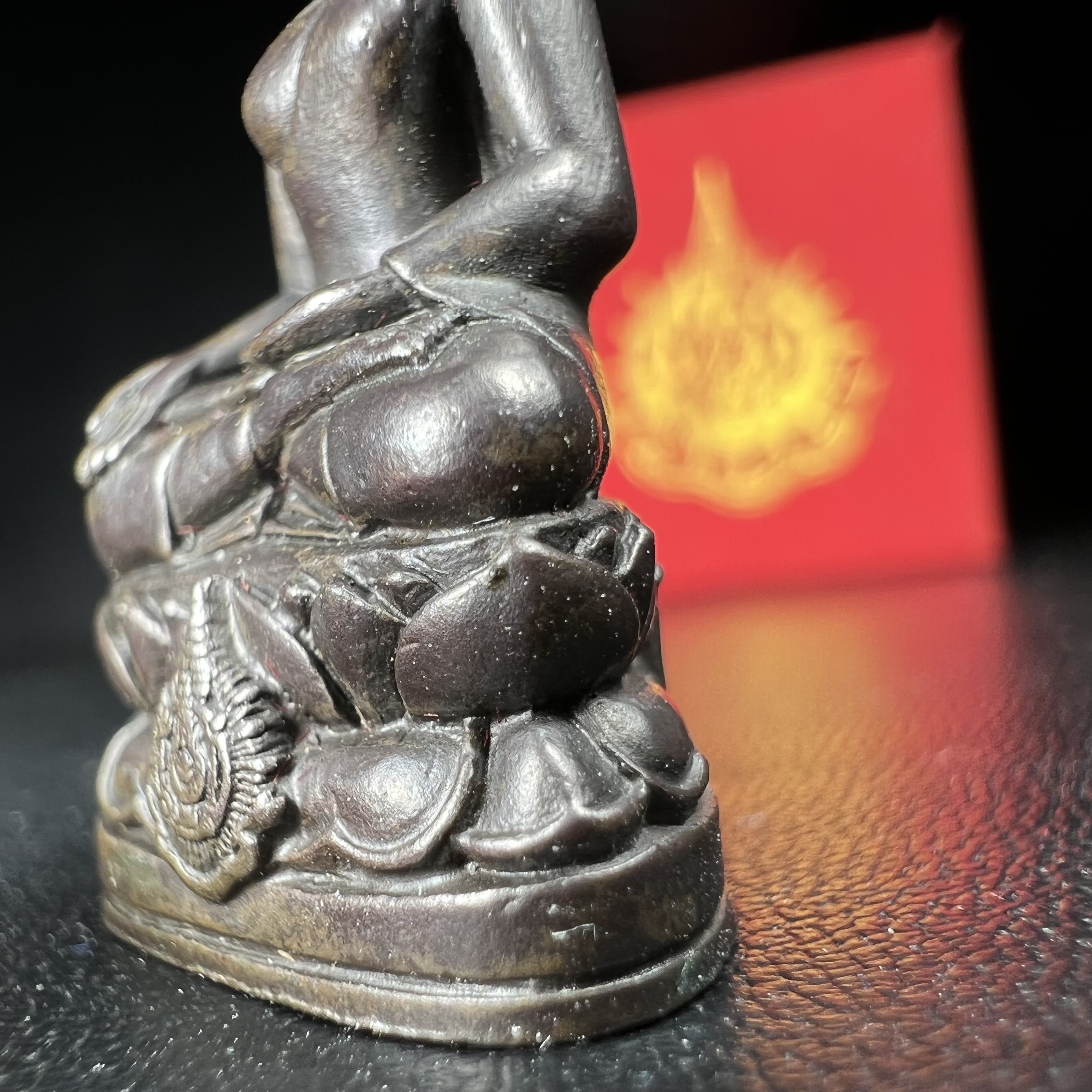 พระกริ่งไพรีพินาศ เฉลิมพระเกียรติ พระบาทสมเด็จพระเจ้าอยู่หัวรัชกาลที่9 พระชนมพรรษา 6 รอบ ปี2542 เนื้อนวโลหะผสมทองคำ(บรรจุเหล็กไหล)ดีนอก-ดีใน