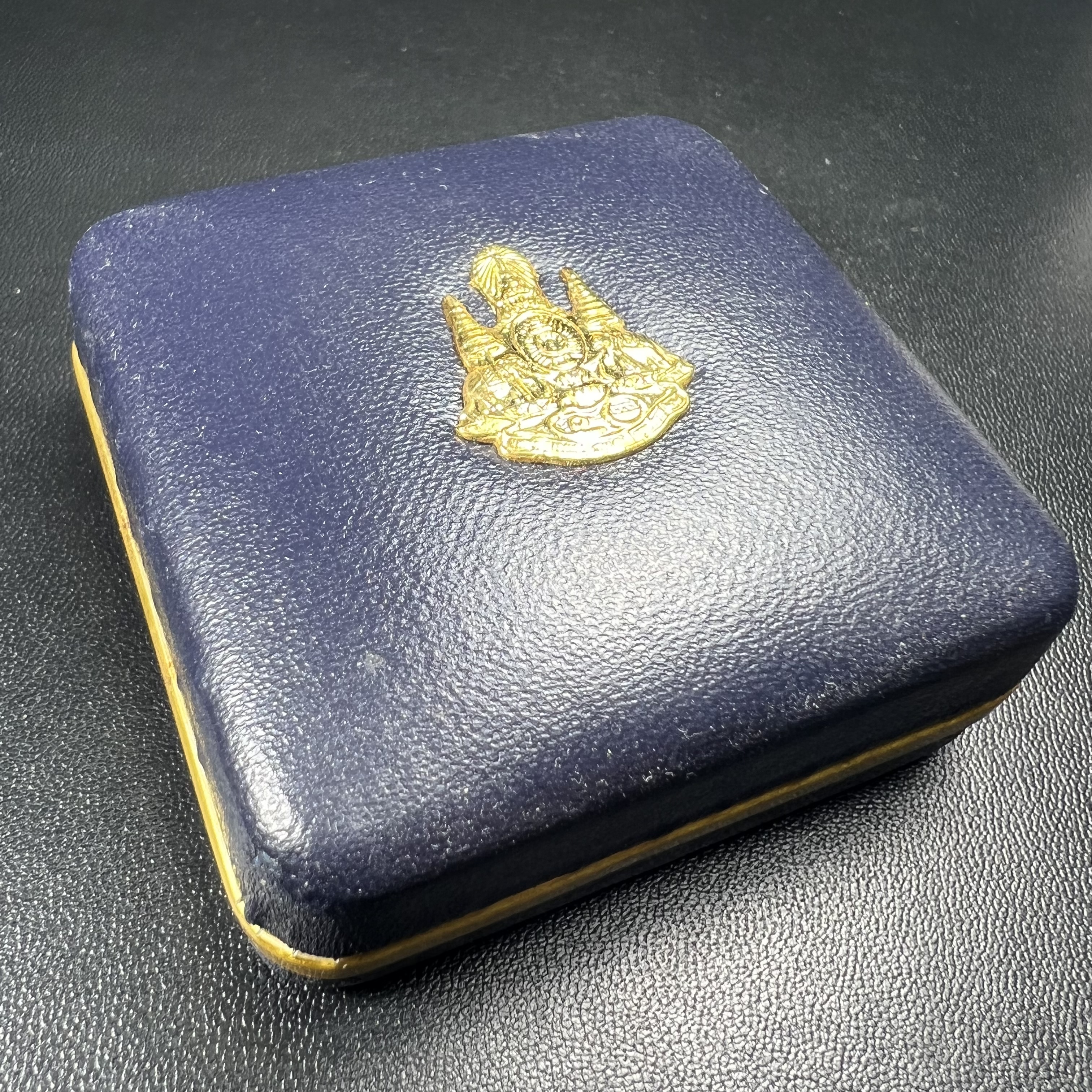 เหรียญสมเด็จพระญาณสังวร สมเด็จพระสังฆราช วัดบวรนิเวศวิหาร รุ่นเฉลิมพระเกียรติ ปี2539 เนื้อเงินลงยา(ผิวเดิมรุ้งๆสภาพสวยสมบูรณ์ กล่องบรรจุเดิมครบ)หมายเลข 649