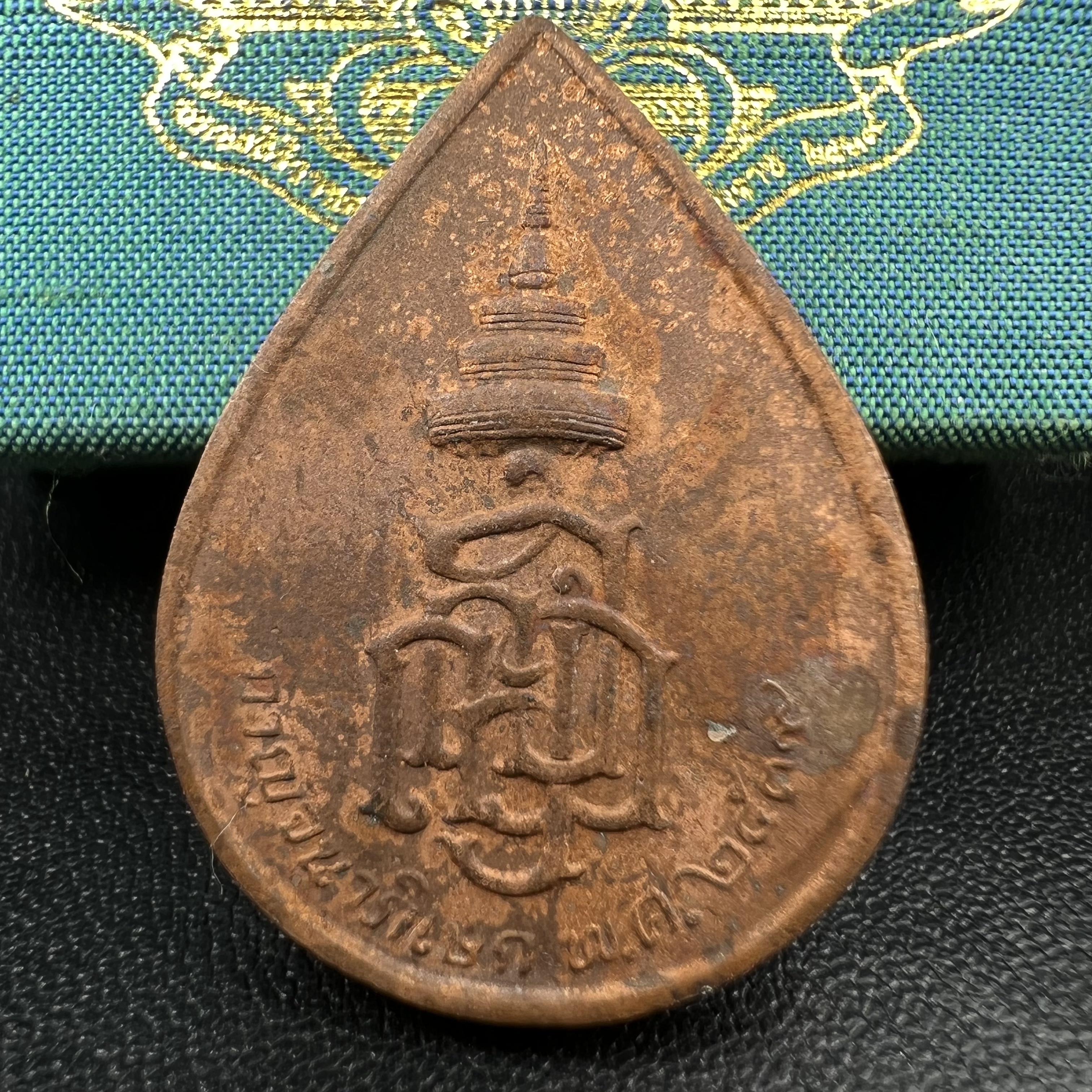 เหรียญพระพิฆเนศวร ญสส. ชุดกาญจนาภิเษกครองราชย์ 50 ปี พุทธศักราช 2538 วัดบวรนิเวศวิหาร พิมพ์ใหญ่(2.9 ซม.) เนื้อทองทิพย์ สภาพสวยเดิมพร้อมกล่องบรรจุเดิม ตอกโค๊ดหมายเลขกำกับ(คัดสภาพสวยเดิม พิธีใหญ่ พุทธศิลป์งดงาม)