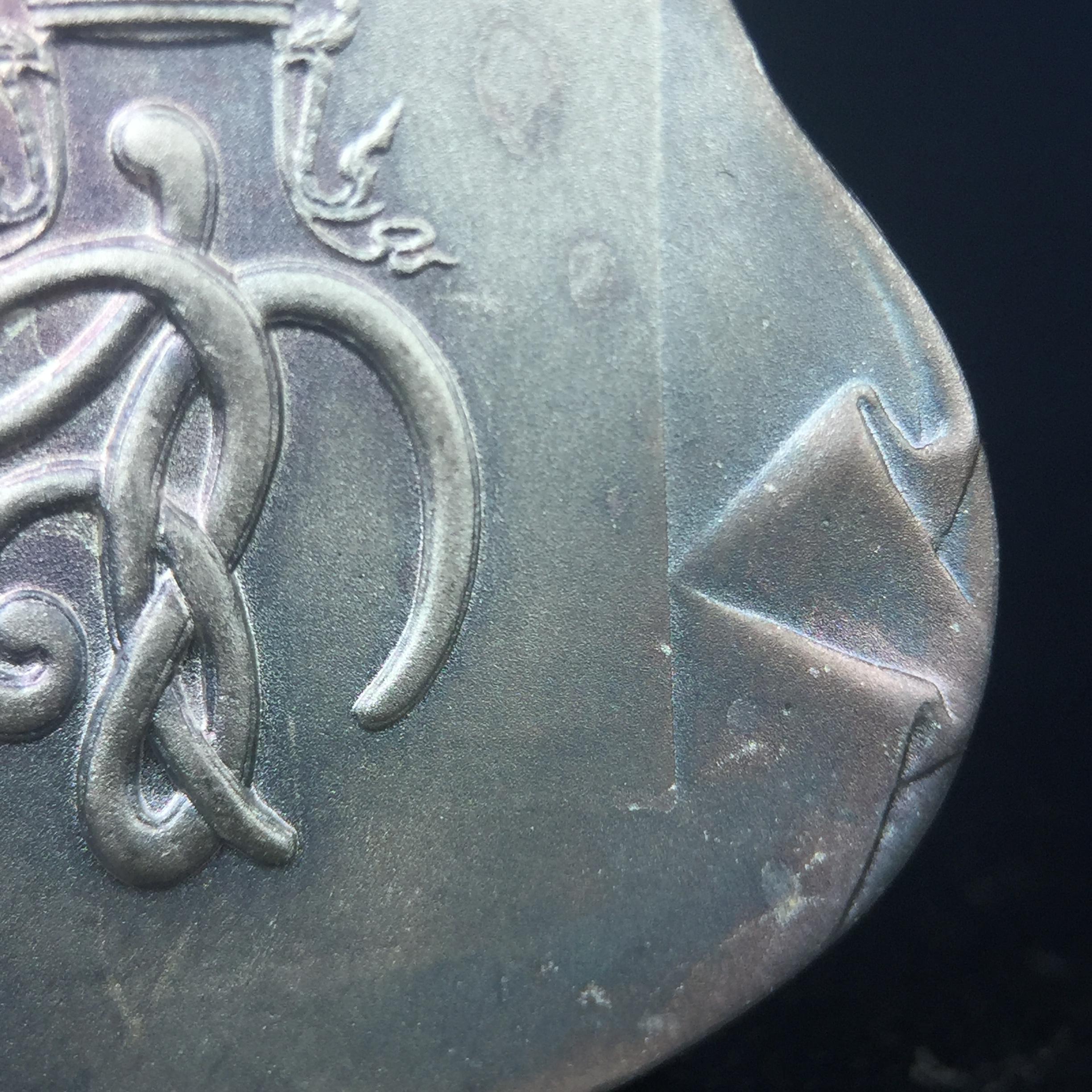 เหรียญหลวงปู่ทวด พระนามาภิไธย สก. แบบงานฉลุโบราณ(HAND MADE) ปี 2544 เนื้อเงิน(ผิวเดิมขึ้นสีรุ้งธรรมชาติสวยมาก) พิธีปลุกเสก ณ อุโบสถวัดช้างให้ และ พิธีมังคลาภิเษก ณ พระอุโบสถ วัดพระศรีรัตนศาสดาราม(วัดพระแก้ว) (1 ใน 2000 เหรียญ)พบเจอน้อยหายากมาก