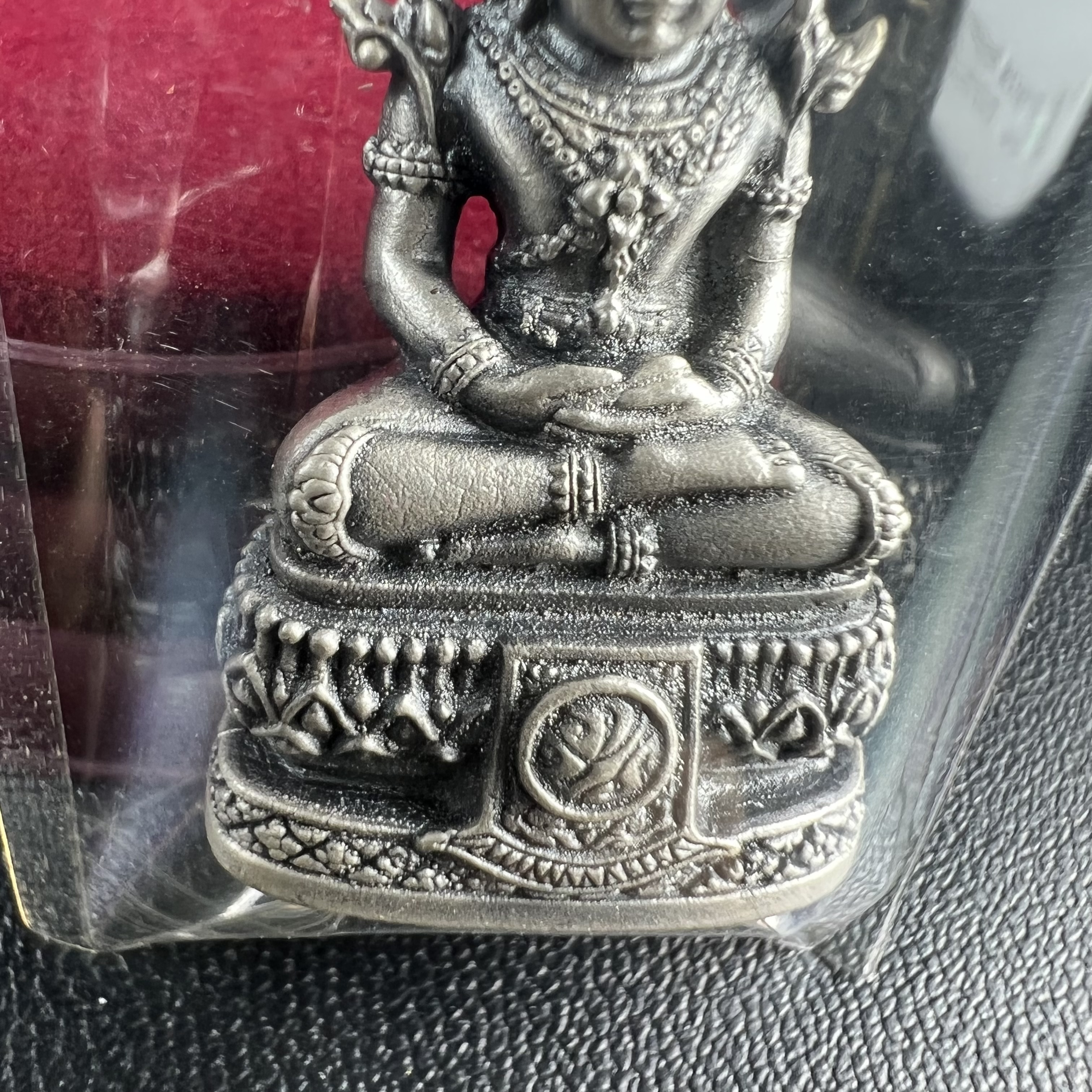 พระแก้วมรกต ภปร.(รุ่นแรก) ปี2545 รุ่นฉลองกรุงรัตนโกสินทร์ครบ 220 ปี พิมพ์ลอยองค์ใหญ่ เนื้ออัลปาก้า ชุบเงินลงดำ ขนาด 19*35 มม. พร้อมครอบตั้งโชว์เดิม องค์พระซีนซองเดิม สวยครบสมบูรณ์