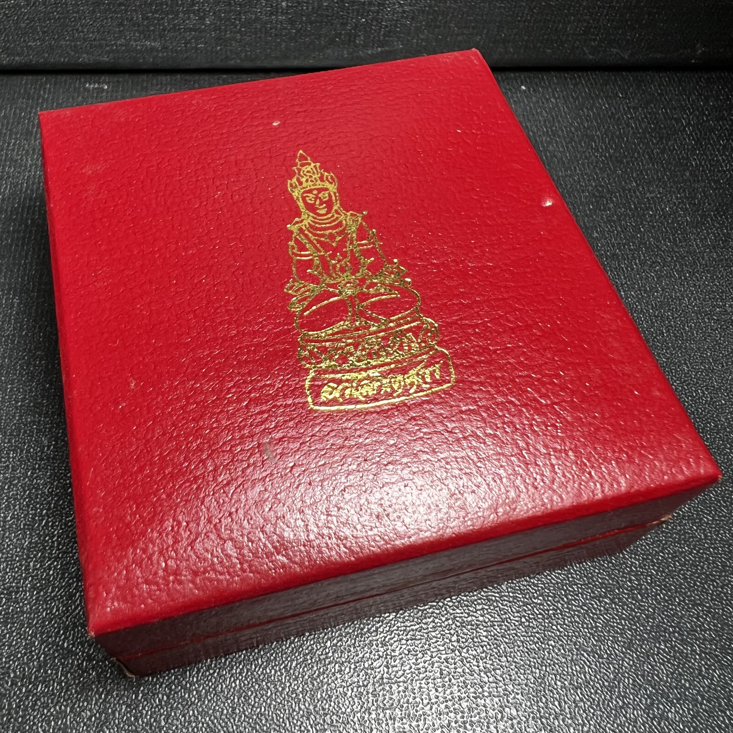 พระกริ่งอวโลกิเตศวร ( เจ้าแม่กวนอิม ) วัดโพธิ์แมนคุณาราม เนื้อเงิน 3 กษัตริย์ พ่นทราย(ผิวเดิม ขึ้นสีรุ้งธรรมชาติ แบบนิยม เสน่ห์ของพระเนื้อเงิน) รุ่นอุดมโภคทรัพย์ พ.ศ.2539(อีกหนึ่งรุ่นยอดนิยม พุทธศิลป์สวยงดงาม)