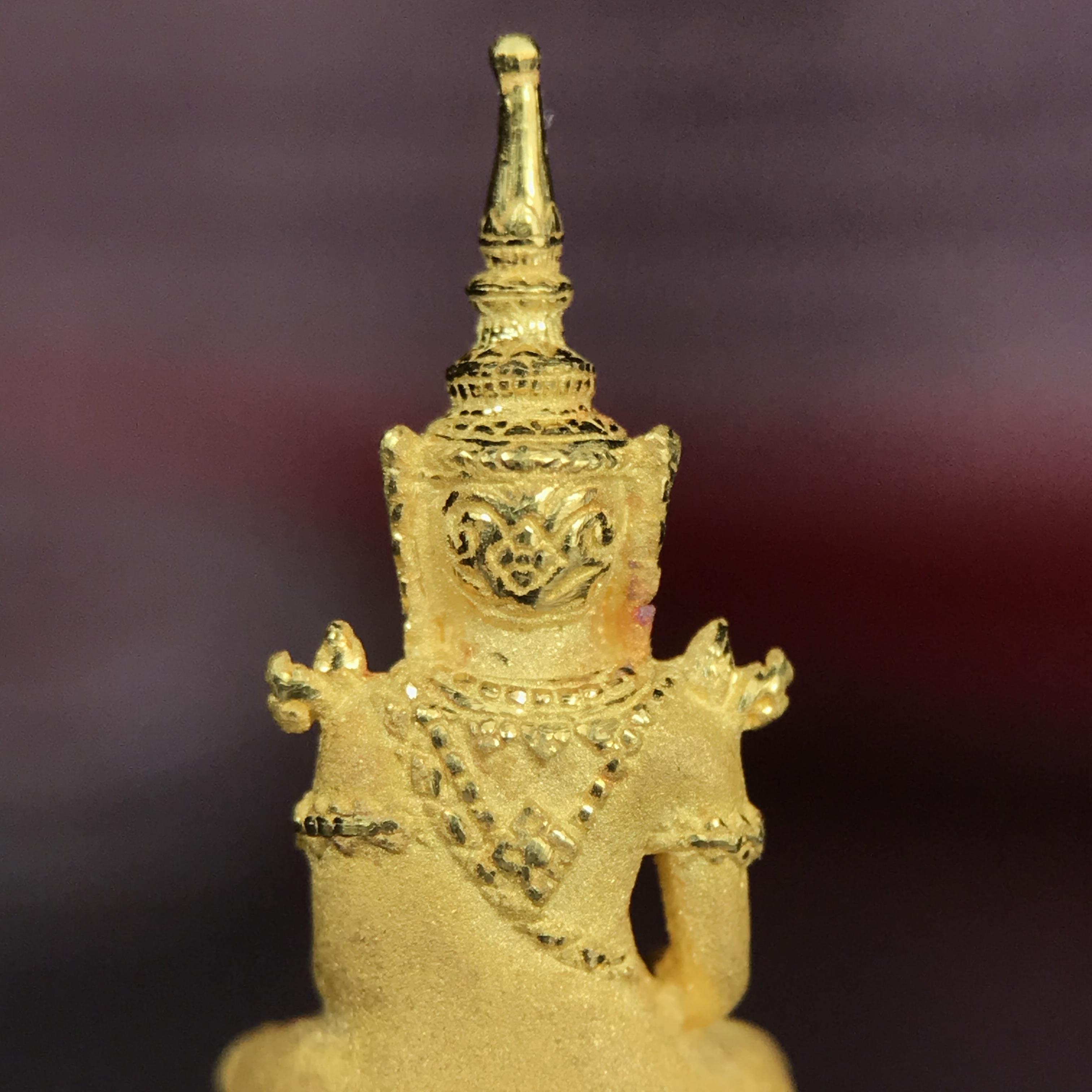 พระแก้วมรกต ภปร.(รุ่นแรก) ปี2545 จัดสร้างในมหาวโรกาส พระบาทสมเด็จพระเจ้าอยู่หัวรัชกาลที่ 9 ครบรอบ 75 พรรษา และฉลองกรุงรัตนโกสินทร์ครบ 220 ปี พิมพ์ลอยองค์เล็ก เนื้อทองคำบริสุทธิ์ 96.5%(6.5กรัม) ขนาด 10*19 มม. พร้อมกล่องเดิมสวยครบสมบูรณ์(1ใน2000องค์)หายาก