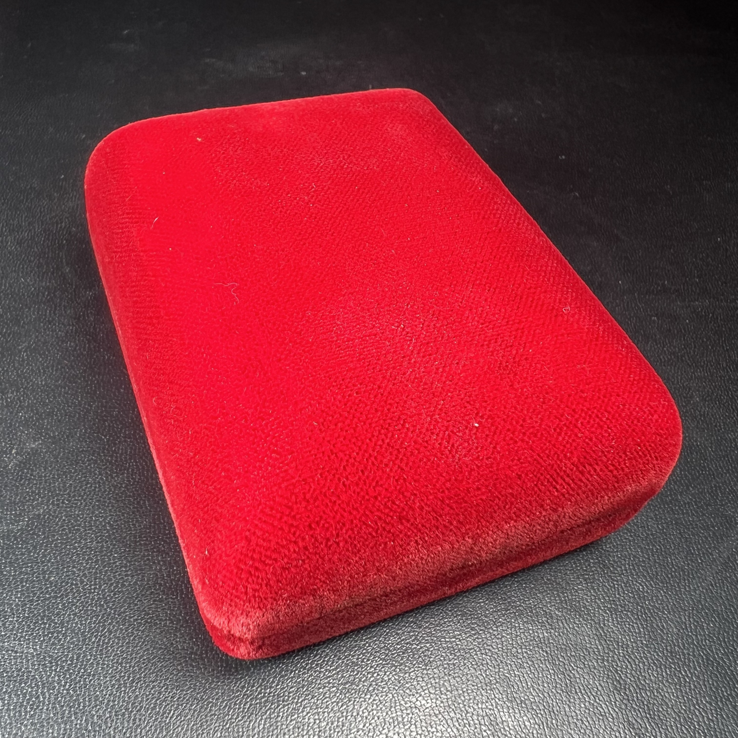 เหรียญพระพุทธญาณนเรศวร์ รุ่นแรก หลังพระปรมาภิไธย ภปร.และ สก.วัดญาณสังวราราม จ.ชลบุรี ปี 2527 เนื้อเงิน(ผิวเดิม ขึ้นรุ้งผิวน้ำทองกระจายทั่วเหรียญสวยมาก)ขนาด 2.3 x 3.8 ซม. พร้อมกล่องเดิม สมเด็จพระญาณสังวร ประธานในพิธีมหาพุทธาภิเษก(เนื้อเงินพบเจอน้อย หายาก)