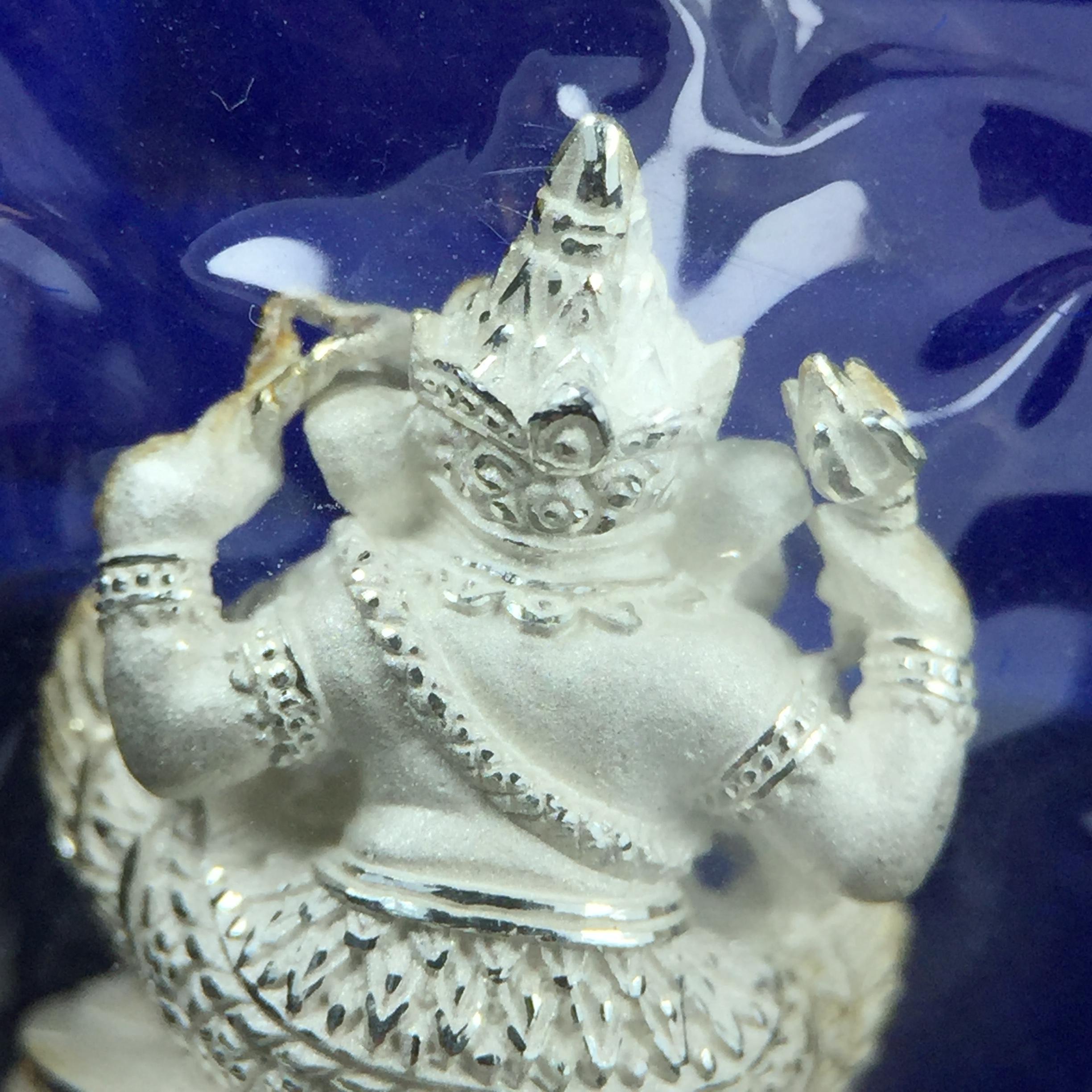 พระพิฆเณศวร วัดบวรนิเวศวิหาร ปี 2542 เนื้อเงินพ่นทรายขัดเงาบางส่วน(ฝังพลอย1เม็ด)(ขนาด 2* 1.4 ซม.) สภาพสวยซีนซองเดิมพร้อมกล่องบรรจุเดิม ตอกโค๊ดหมายเลขกำกับ(ผิวเดิมขึ้นสีรุ้งธรรมชาติ สวย)(คัดสภาพสวยเดิม พิธีใหญ่ พุทธศิลป์งดงาม)