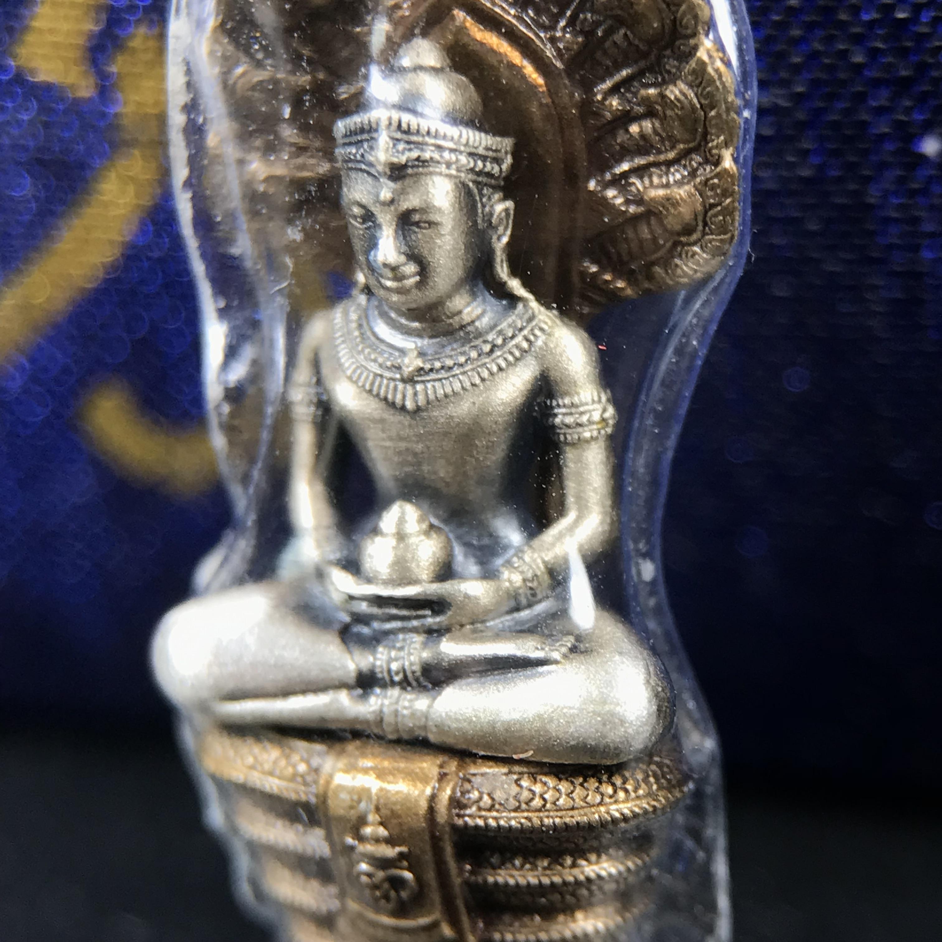 พระพุทธสิรินาคเภษัชยคุรุจุฬาภรณ์ ที่ระลึกโรงพยาบาลจุฬาภรณ์ พระกริ่งเงินฐานบรอนซ์ ขนาดความสูง 2.7 เซนติเมตร สภาพสวย ซีนซองกล่องบรรจุเดิมครบ องค์หมายเลข ๑๗๙๗