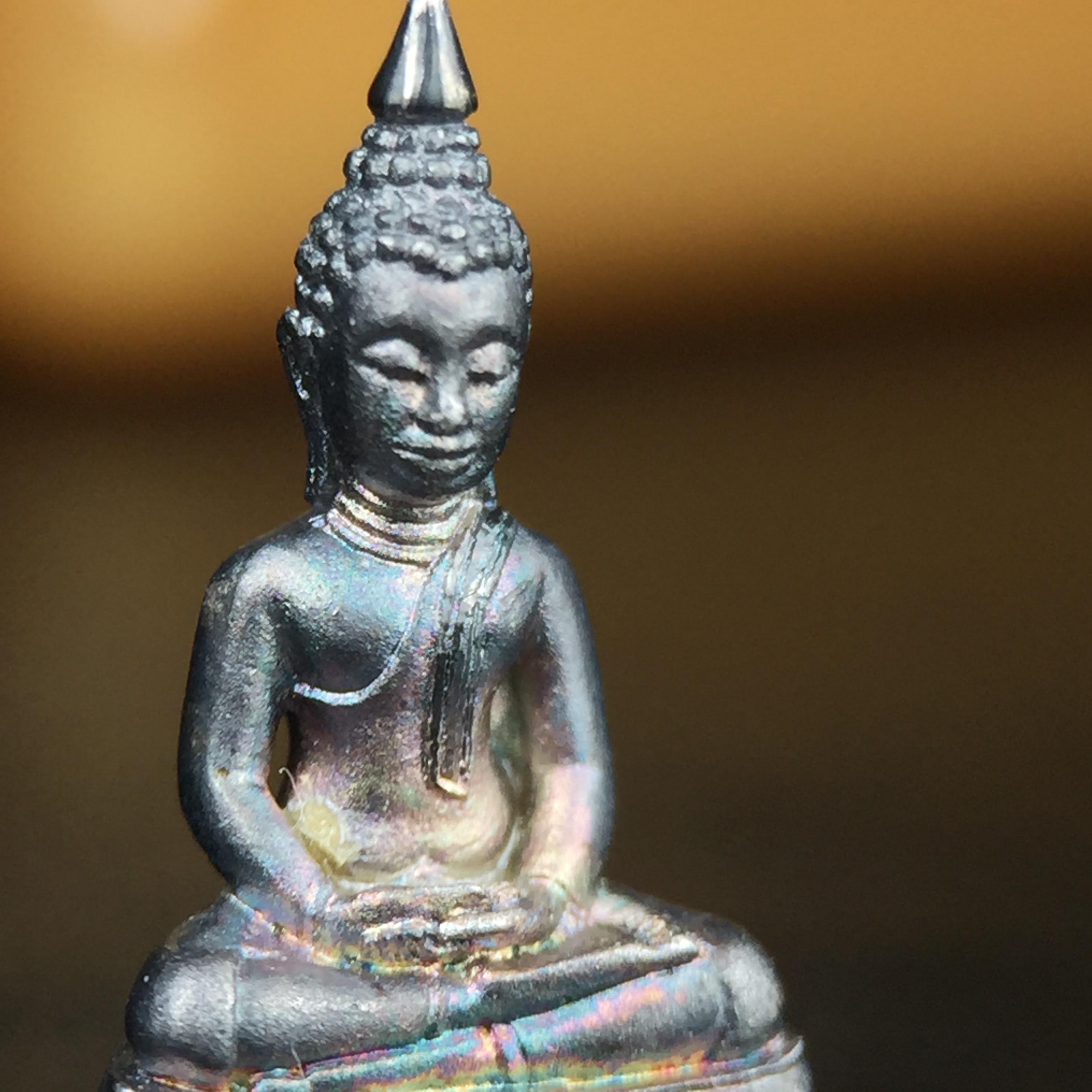 พระพุทธโสธร คุ้มเกล้าฯ ภปร.(ใต้ร่มพระบารมี คุ้มเกล้า) 60ปี รพ.ภูมิพลฯ พ.ศ.2552 เนื้อเงิน ชุบทองคำขาว(พิมพ์เล็กขนาด 11.5*10.5 มม.)เนื้อเงินผิวเดิมกลับดำขึ้นสีรุ้งเข้มขลังงดงามธรรมชาติสร้างสรรค์ สภาพสวยเดิมพร้อมกล่องบรรจุเดิม ตอกโค๊ดหมายเลขกำกับ