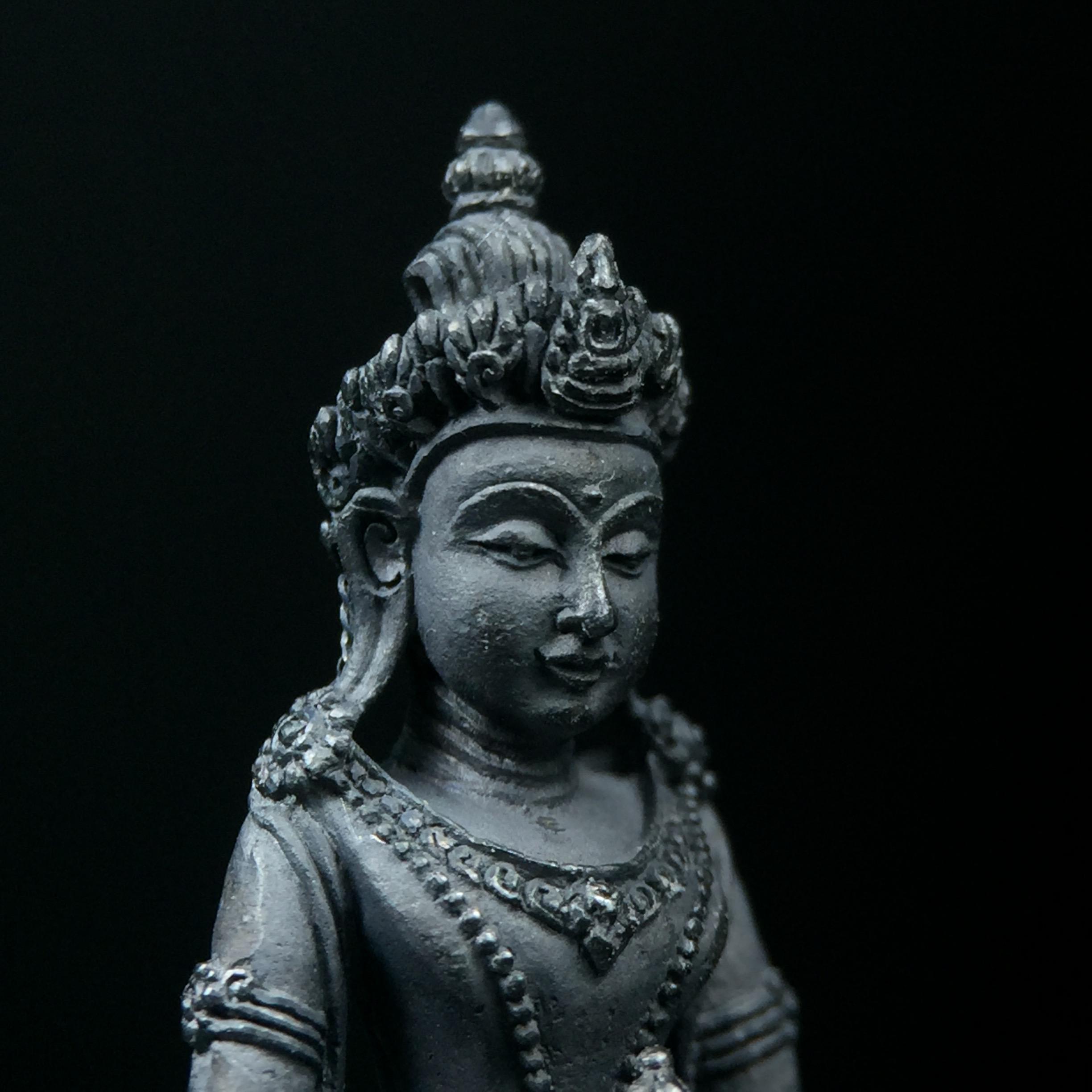 พระกริ่งอวโลกิเตศวร ( เจ้าแม่กวนอิม ) วัดโพธิ์แมนคุณาราม เนื้อเงิน พ่นทราย(ผิวเดิม กลับดำสนิทเข้มขลัง เสน่ห์ของพระเนื้อเงิน) รุ่นอุดมโภคทรัพย์ พ.ศ.2539(อีกหนึ่งรุ่นยอดนิยม พุทธศิลป์สวยงดงาม)