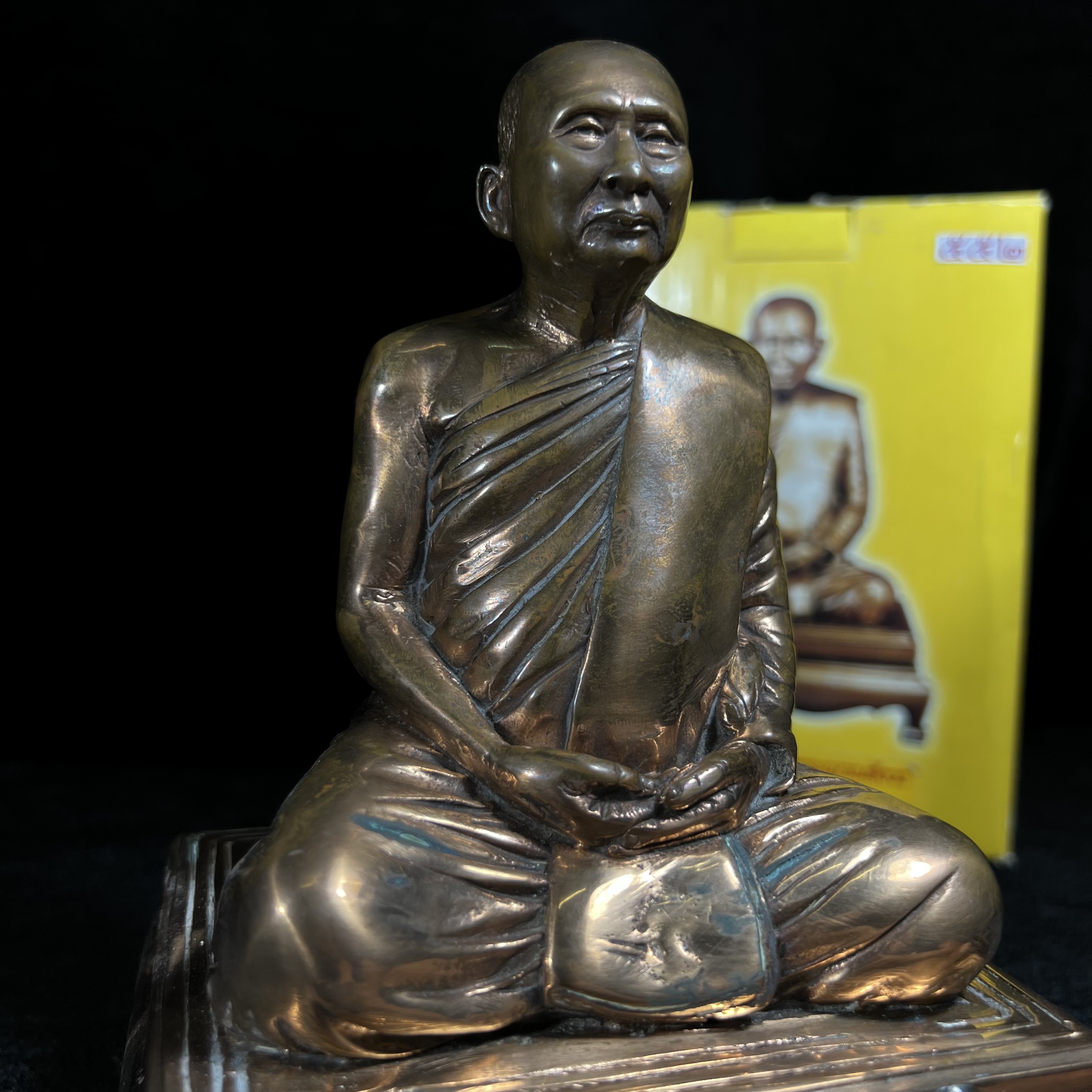 พระรูปเหมือนบูชารุ่นแรก สมเด็จพระญาณสังวร สมเด็จพระสังฆราช สกลมหาสังฆปริณายก วัดบวรนิเวศวิหาร รุ่น คชวัตร ปี2546 ที่ระลึกงานฉลองพระชนมายุ 90 พรรษา ขนาดบูชาหน้าตัก 4 นิ้ว เนื้อสัตตโลหะ (พระดี พิธีใหญ่ พุทธศิลป์สวย)เสด็จทรงประกอบพิธีเททองด้วยพระองค์เอง