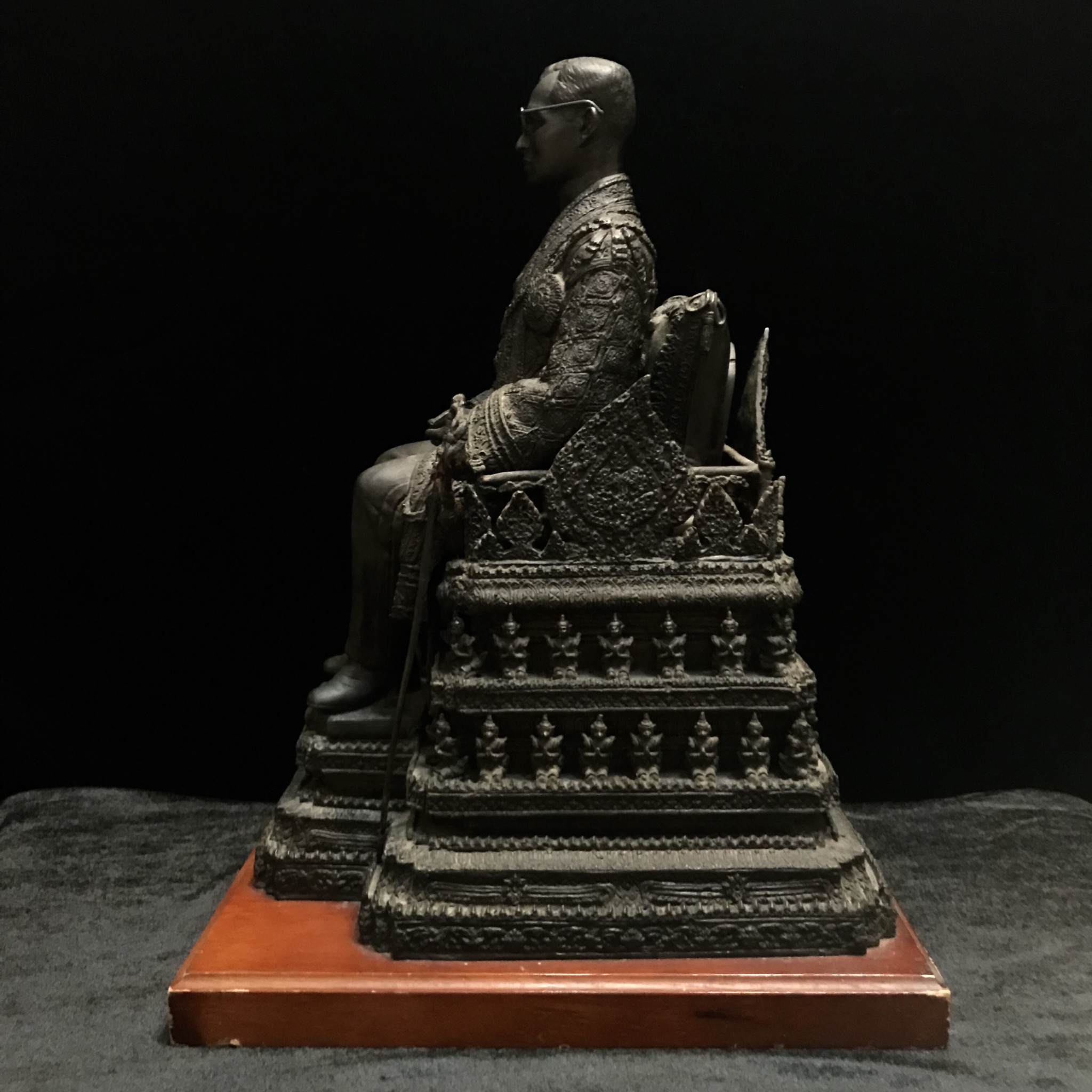 พระบรมรูปพระบาทสมเด็จพระเจ้าอยู่หัวรัชกาลที่9(นั่งบัลลังก์) กระทรวงมหาดไทยจัดสร้าง ปี2539(นิยม)