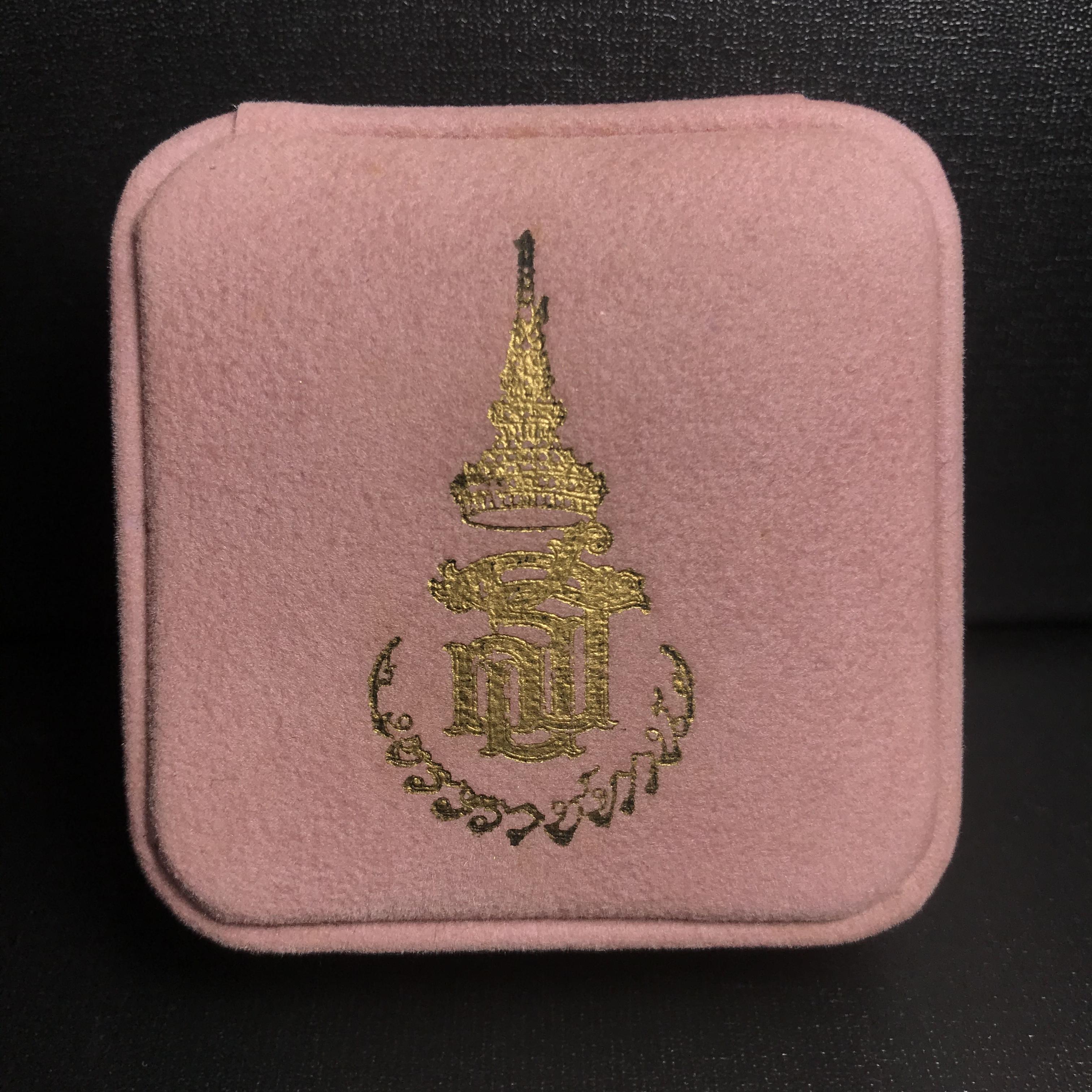 พระกริ่งพระพุทธนวราชบพิตร ครองสิริราชสมบัติครบ 50 ปี พ.ศ.2540 ชุดพระราชทาน(หายาก)เนื้อเงินสามกษัตริย์ผิวเดิมขึ้นสีรุ้งแบบนิยม