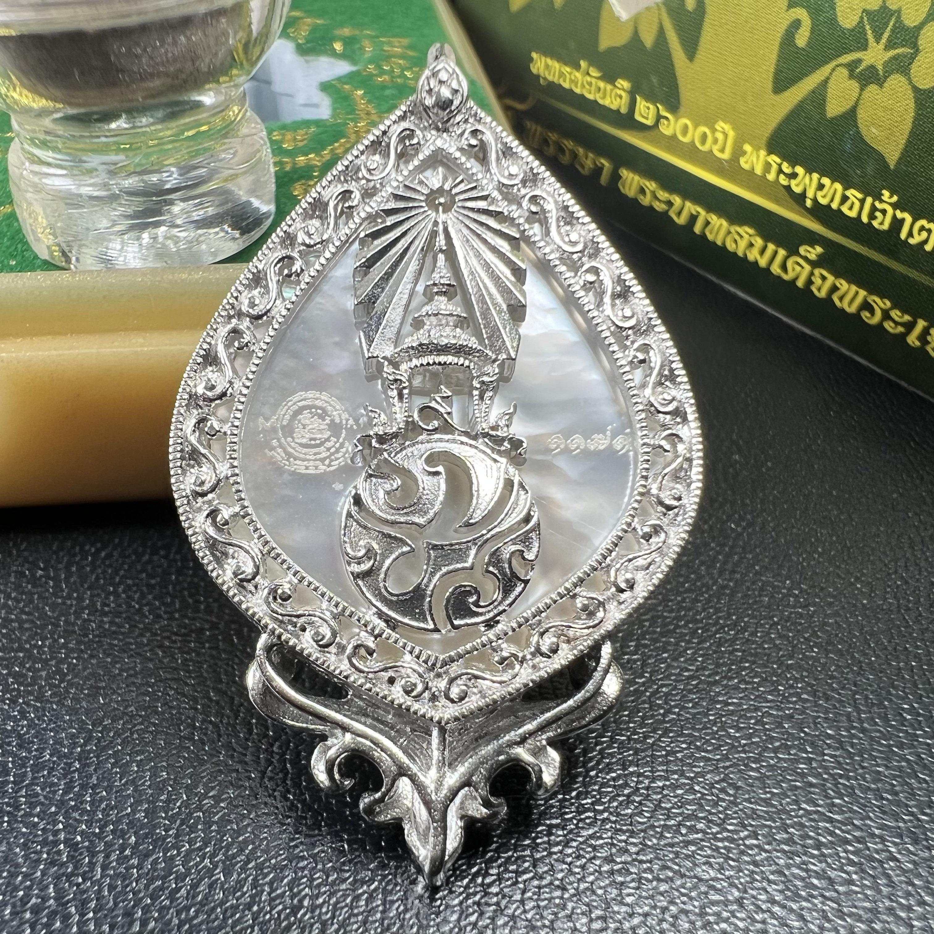 พระพุทธชินราช(จำลอง) ภปร. 84 พรรษา ทรงหยดน้ำ เนื้อเงินชุบทองคำขาว ขนาด 20*36 มม. (พระราชทานมวลสาร จิตรลดาและเส้นพระเจ้า(เส้นผม)รัชกาลที่9)งดงาม ทรงคุณค่า หายาก