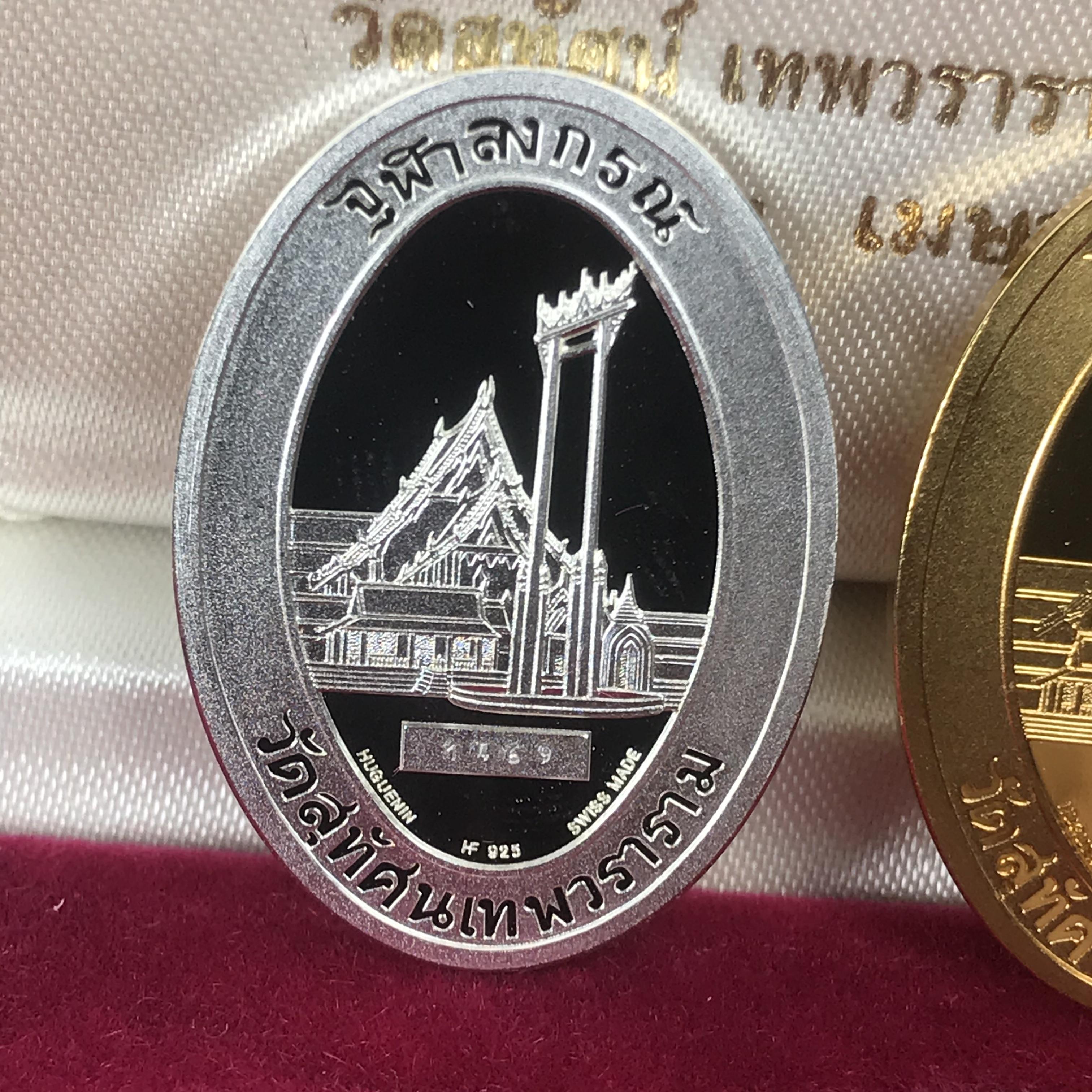 เหรียญ ร.5 วัดสุทัศน์ SWITZERLAND รุ่นแรก ปี 2538 บล็อกนอก ผลิตจากโรงกษาปณ์ฮูกานิน สวิตเซอร์แลนด์ 1 ชุดมี 3 เนื้อ (เงินขัดเงา+กะไหล่ทองขัดเงา+ทองแดงบริสุทธิ์ขัดเงา) ขนาด 21×29 มม. ครบชุดพิมพ์เล็กหมายเลขเดียวกันพร้อมกล่องและใบรับรองเดิม(1 ใน 2000 ชุด)