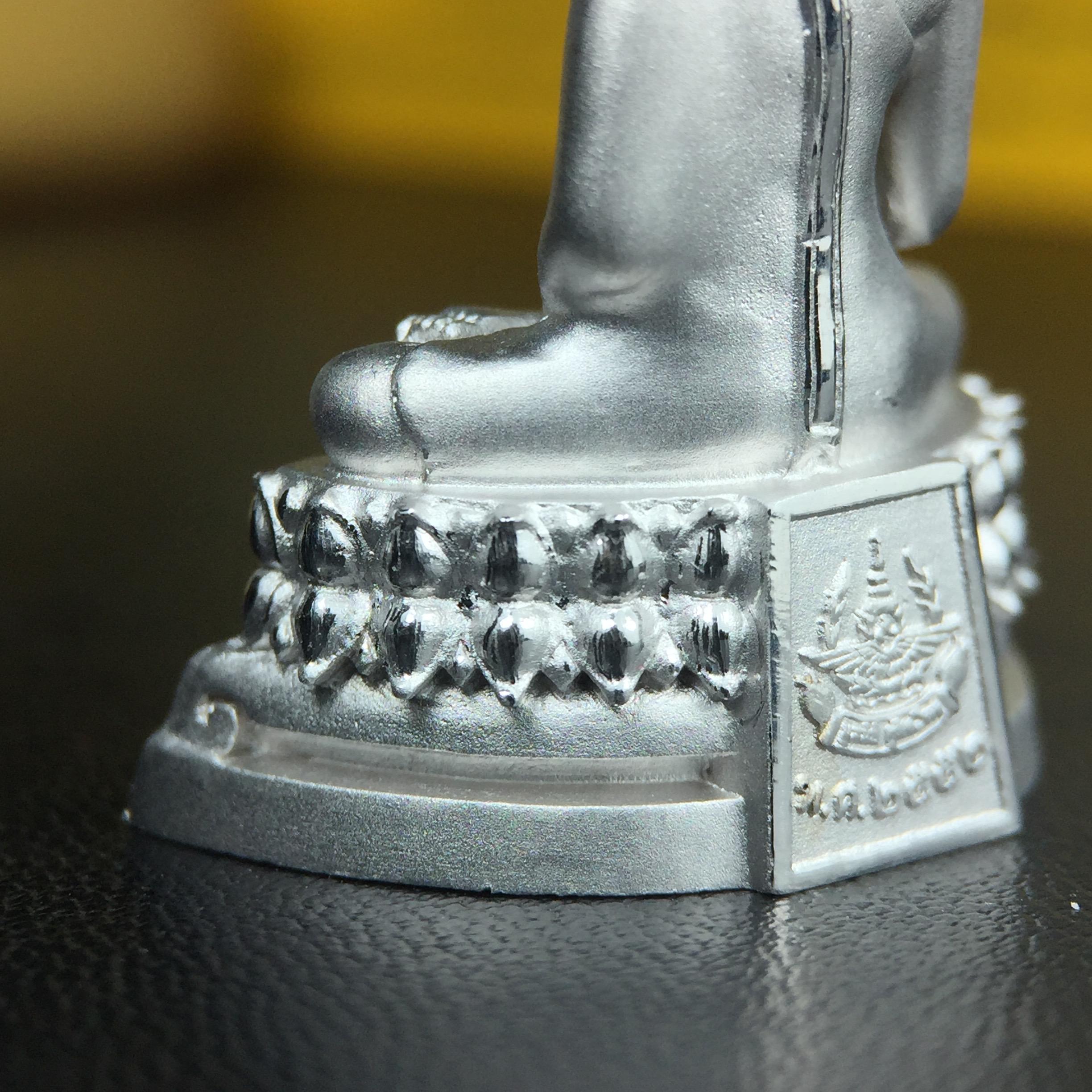 พระพุทธรูปคุ้มเกล้าฯ ภปร.(ใต้ร่มพระบารมี คุ้มเกล้า) 60ปี โรงพยาบาลภูมิพลฯ พ.ศ.2552 เนื้อเงิน ชุบทองคำขาว(พิมพ์ใหญ่ขนาด 35.5*24 มม.)สภาพสวยเดิมพร้อมกล่องบรรจุเดิม ตอกโค๊ดหมายเลขกำกับ หายาก(1ใน5000 องค์)