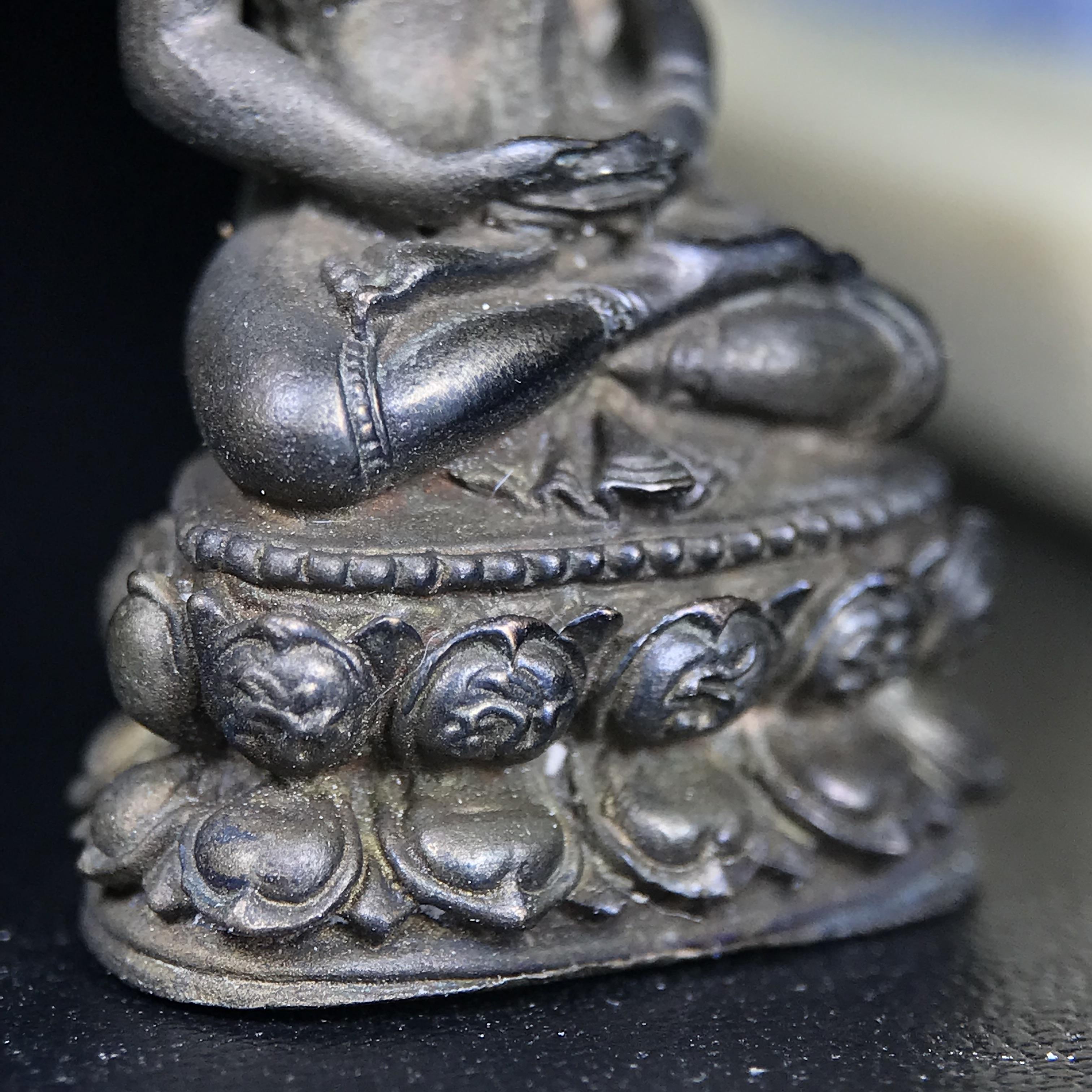 พระกริ่งพิชัยรังสี รุ่นแรก วัดป่าชัยรังสี จ.สมุทรสาคร ปี 2531 เนื้อนวโลหะ ออกแบบโดยนายช่างเกษม มงคลเจริญ ช่างมือหนึ่งแห่งยุค ปลุกเสกโดยพระเกจิอาจารย์ที่มีชื่อเสียงในยุคนั้นมาร่วมพิธีกันหลายรูป พุทธศิลป์ออกแบบได้สวยงดงาม พร้อมกล่องบรรจุเดิมครบ