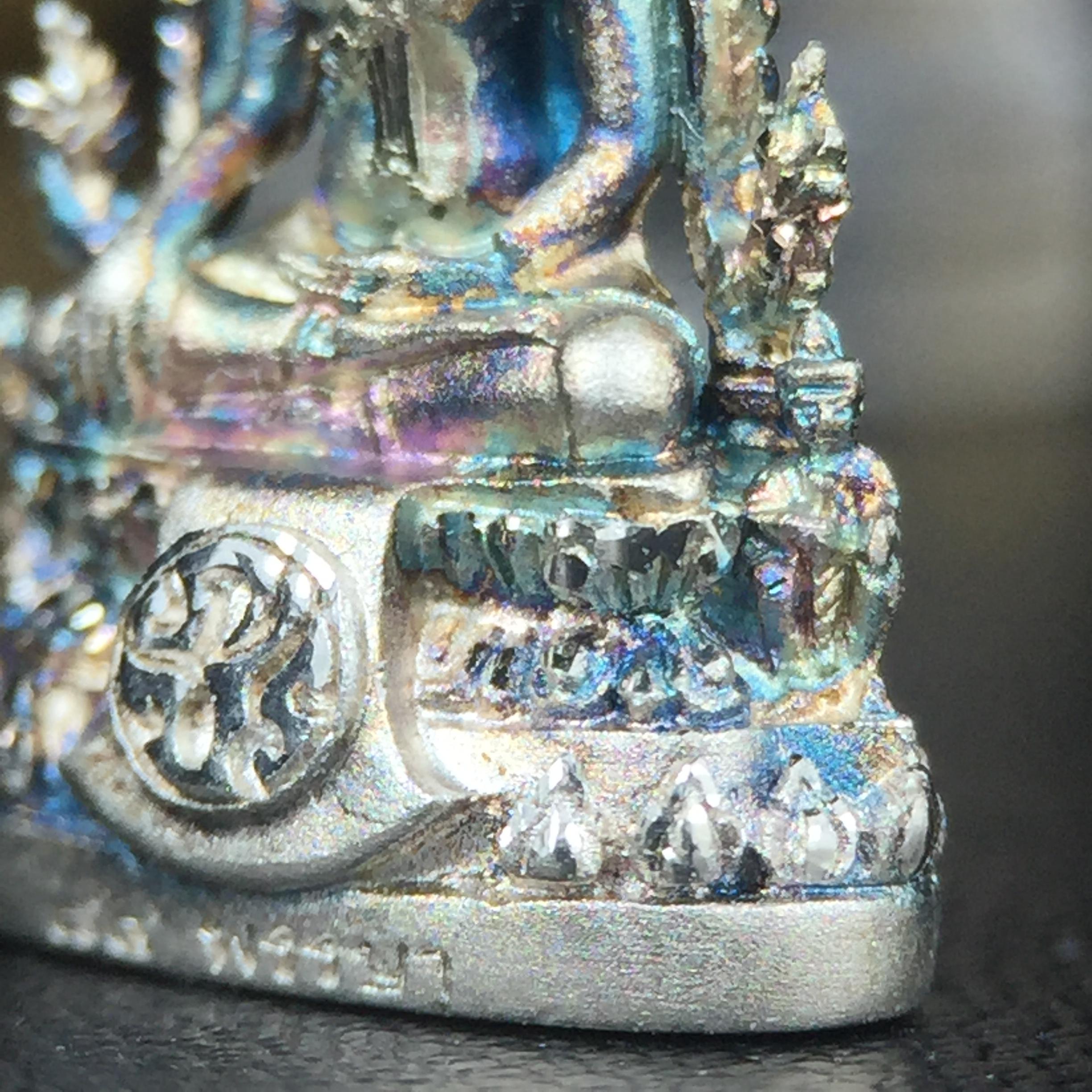 พระพุทธชินราช(จำลอง) ภปร. 84 พรรษา เนื้อเงินชุบทองคำขาว พิมพ์เล็กขนาดหน้าตัก 1/4 นิ้ว (สภาพผิวเดิมสวย ขึ้นสีรุ้งธรรมชาติ แบบนิยม)(พระราชทานมวลสาร จิตรลดาและเส้นพระเจ้า(เส้นผม))พุทธศิลป์ทรงคุณค่าอีกหนึ่งรุ่นยอดนิยม