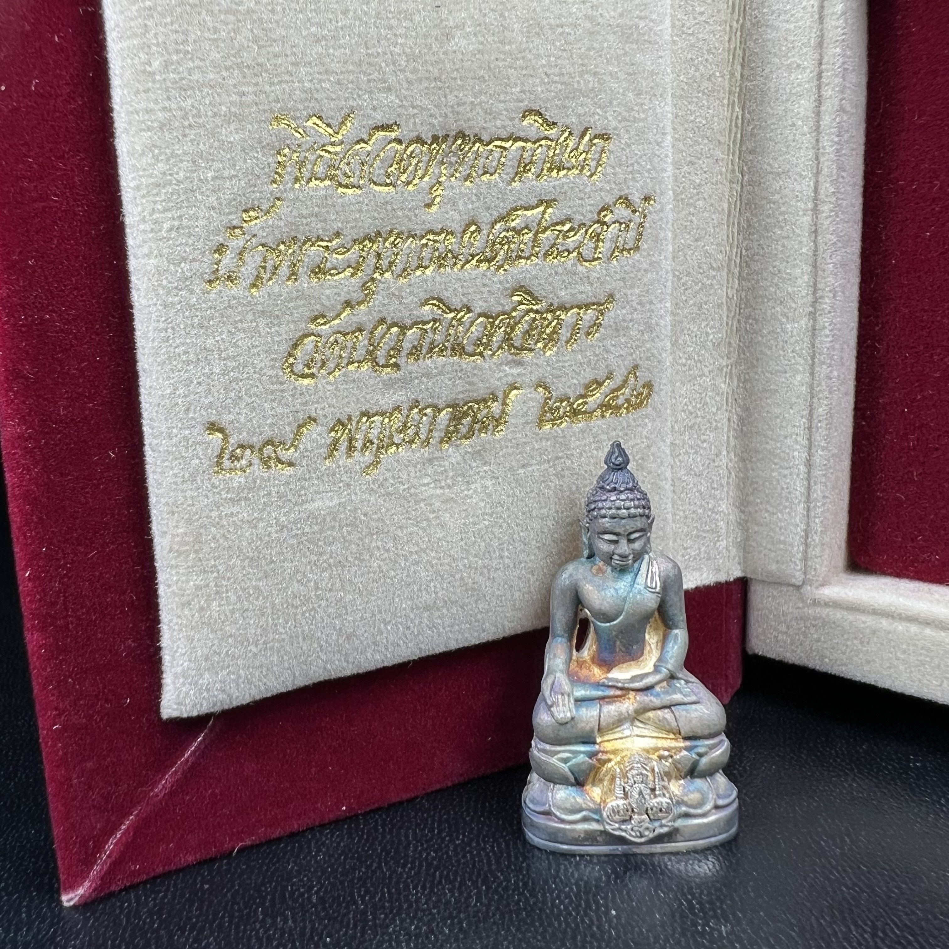 พระกริ่งไพรีพินาศ ตรากาญจนาภิเษก วัดบวรนิเวศวิหาร ที่ระลึกในหลวงรัชกาลที่9 ครองสิริราชสมบัติครบ 50ปี เนื้อเงิน(สภาพผิวเดิมขึ้นสีรุ้งธรรมชาติสวยแบบนิยม)(เสน่ห์พระเนื้อเงินสีสันที่ธรรมชาติสรรค์สร้าง)เข้มขลังทรงอานุภาพยิ่งใหญ่ กำราบศัตรูพ่ายสิ้น พระไพรีพินาศ