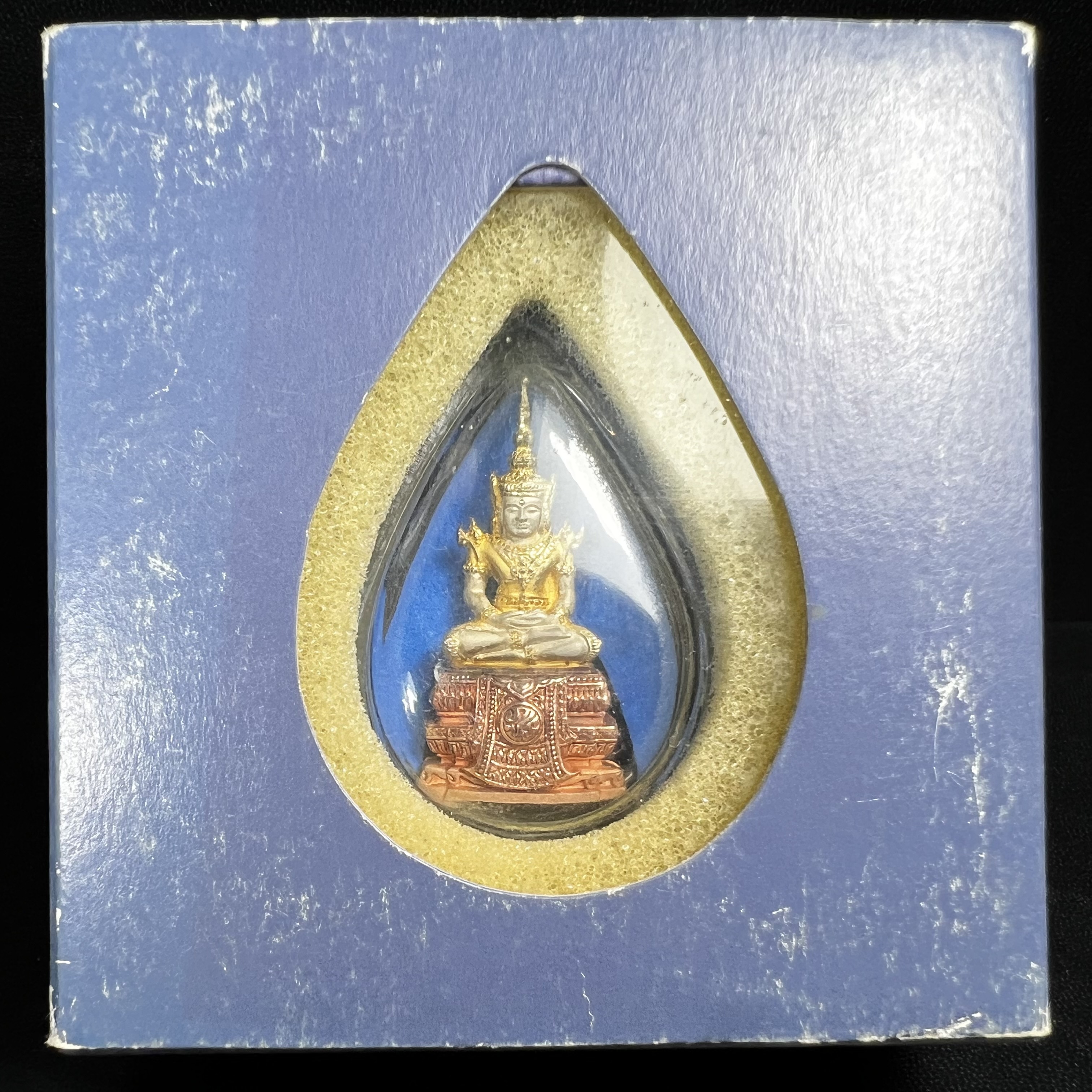 พระแก้วมรกต ภปร. ปี 2547 จัดสร้างโดยโรงพยาบาลภูมิพลอดุลยเดช เนื้อเงิน(3 กษัตริย์) ลอยองค์ หน้าตัก 1/2 นิ้ว สูง 3.7 ซม.พิธีมหามังคาภิเษก ณ พระอุโบสถวัดพระศรีรัตนศาสดาราม(วัดพระแก้ว) งดงามทรงคุณค่าอีกหนึ่งรุ่นยอดนิยม หายาก(องค์หมายเลข ๑๔๑๖)