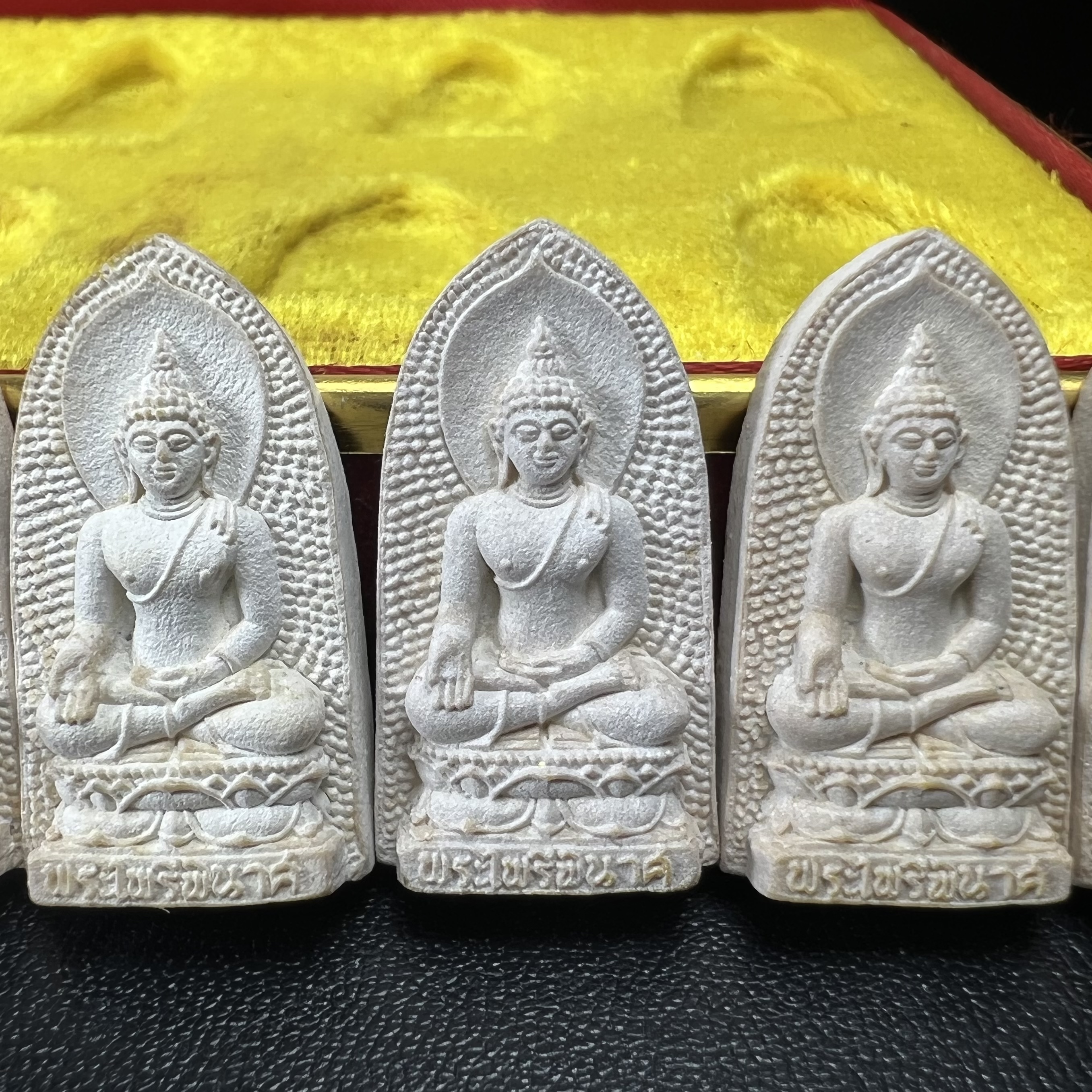 พระไพรีพินาศ ภปร. ครบ 5 รอบ ร.9 ปี 2530(เนื้อผงพิมพ์ใหญ่) ชุดกรรมการ บรรจุจำนวน 10 องค์ ในกล่อง ตราสัญลักษณ์ ภปร.(ในหลวงรัชกาลที่9เสด็จในพิธีเจิมพระสุหร่าย)พระดี พิธีใหญ่ ประกอบพิธีพุทธาภิเษกพร้อมกับพิธีพระกริ่งปวเรศ ปี2530 วัดบวรนิเวศวิหาร(1 ใน 15 ชุด)