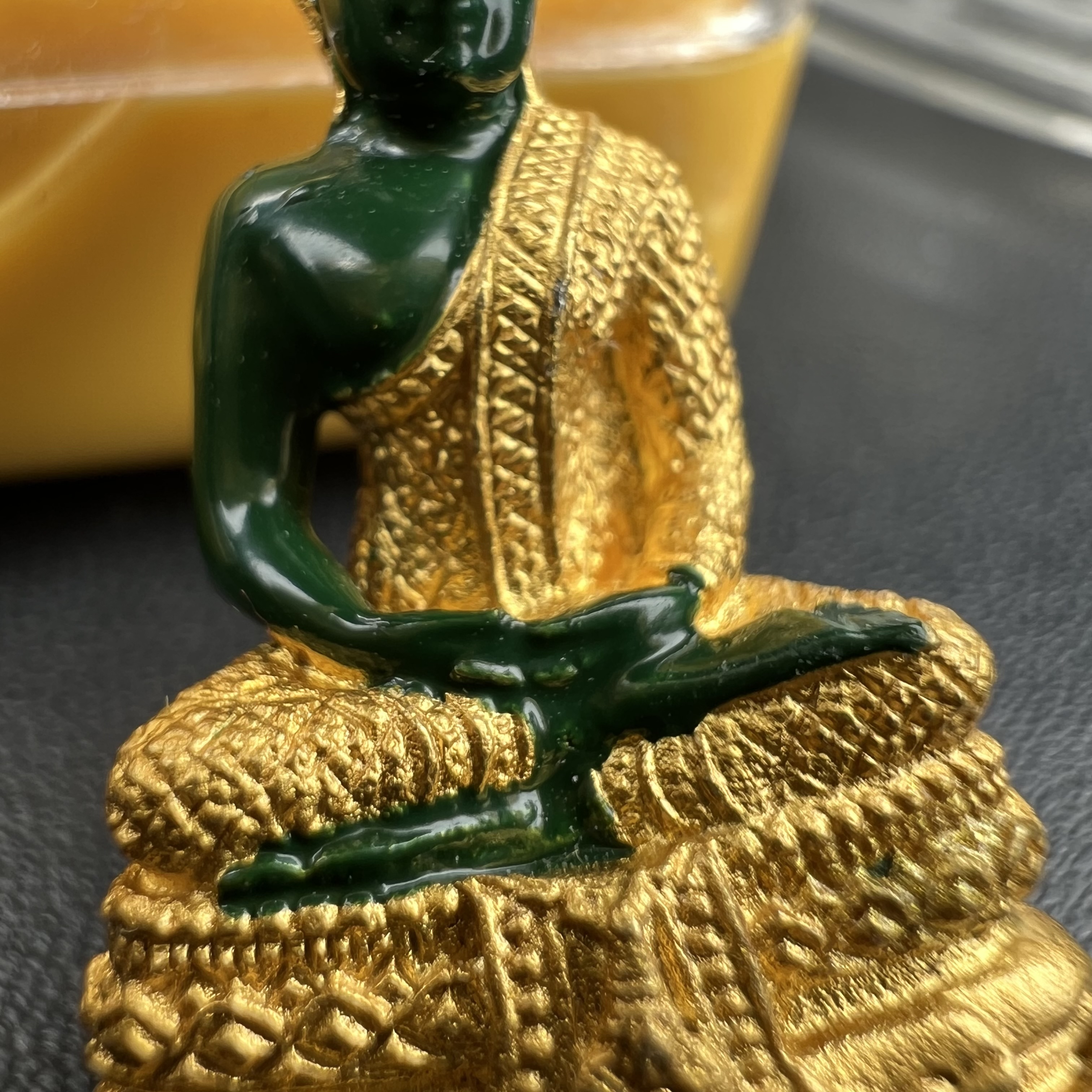 พระพุทธมหามณีรัตนปฏิมากร(พระแก้วมรกต) วัดพระศรีรัตนศาสดาราม สำนักพระราชวัง จัดสร้าง ฤดูฝน(บรรจุมวลสารใต้ฐาน)