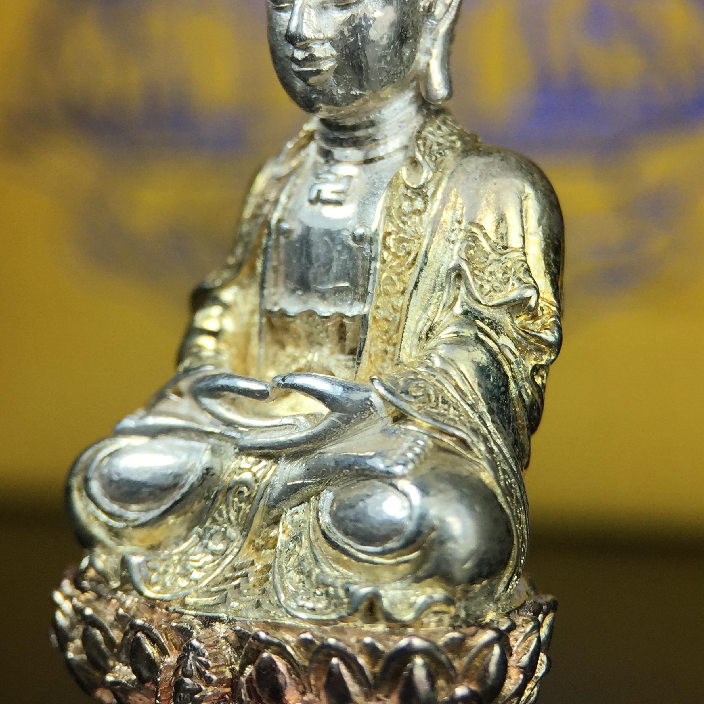 พระกริ่งจีน "ต้าเยิ่นถะ" รุ่น กาญจนาภิเษก ครองราชย์ 50 ปี วัดบวรนิเวศวิหาร ปี2538 เนื้อเงินสามกษัตริย์ สูง 3.8 ซม. (คัดสภาพสวยเดิม พิธีใหญ่ พุทธศิลป์งดงาม)