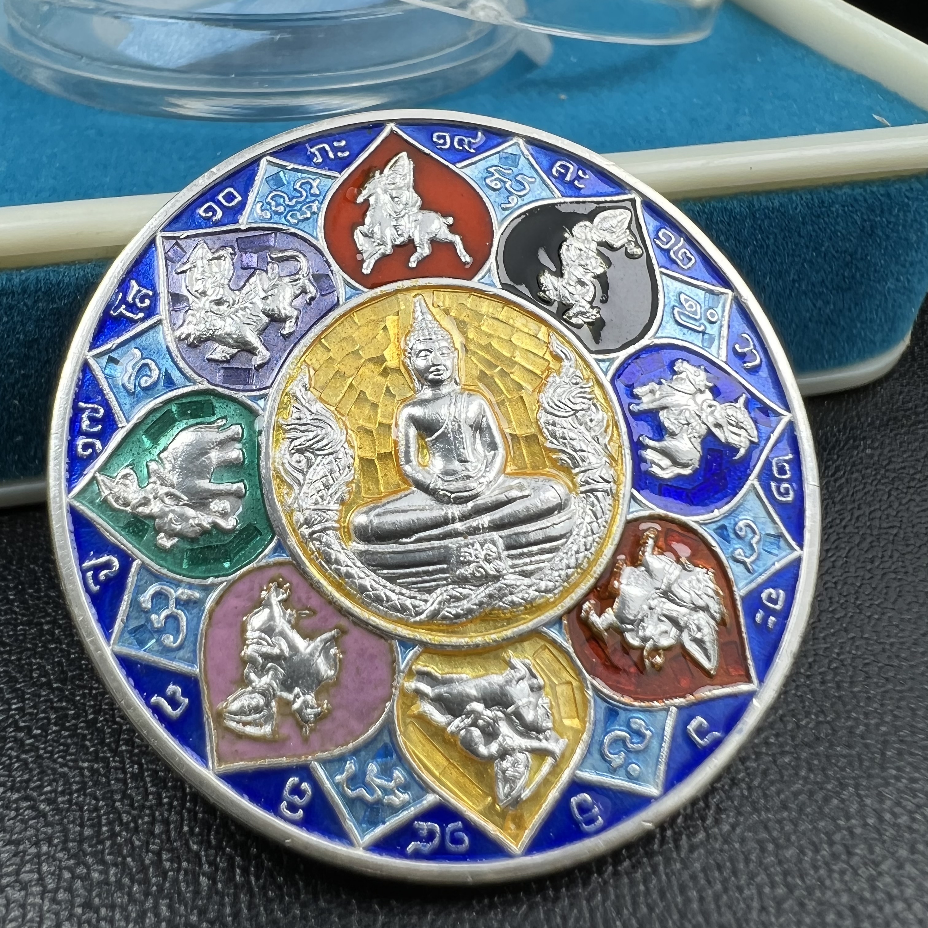 เหรียญหลวงพ่อโสธร รุ่นดวงชะตาคู่ชีวิต พิธีมหาจักรพรรดิตราธิราชครั้งยิ่งใหญ่ พิธีสวดนพเคราะห์เพื่อความเป็นสิริมงคล ปี 2547 ณ พระอุโบสถวัดโสธรวรารามวรวิหาร จ.ฉะเชิงเทรา เนื้อเงินลงยาราชาวดี ขนาด 3.2 ซม.พร้อมกล่องบรรจุเดิมสภาพสวยครบสมบูรณ์