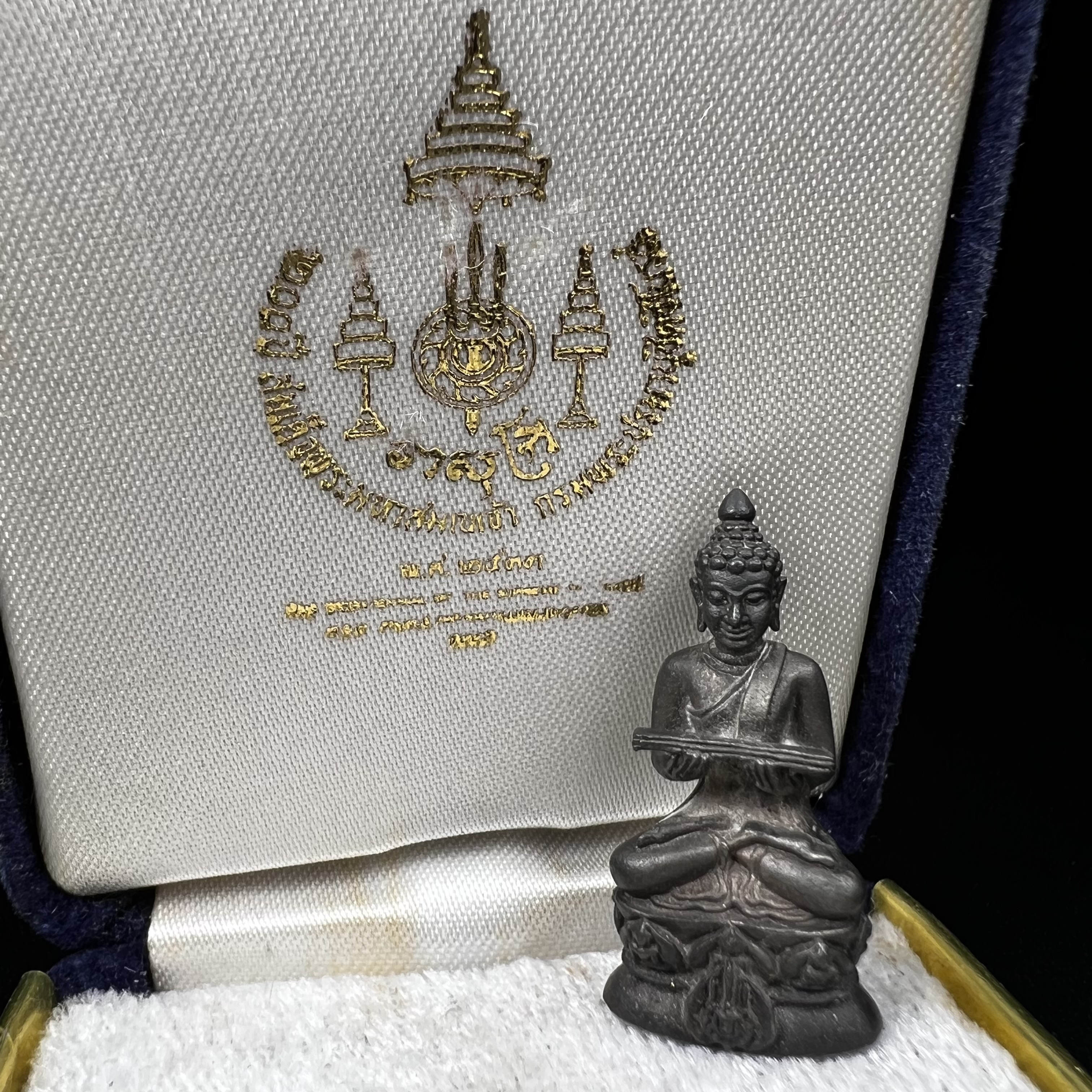 พระกริ่งปรมานุชิตชิโนรส วัดพระเชตุพนวิมลมังคลาราม(วัดโพธิ์) ปี 2533 เนื้อนวโลหะ ( ในหลวงรัชกาลที่9เสด็จเททอง)พิธีใหญ่ งดงามด้วยพุทธศิลป์เปี่ยมด้วยพุทธคุณ อีกหนึ่งรุ่นที่แนะนำสะสมบูชา(องค์หมายเลข 2583)เลขสวยผลรวมได้9...เจริญก้าวหน้าในทุกๆด้าน