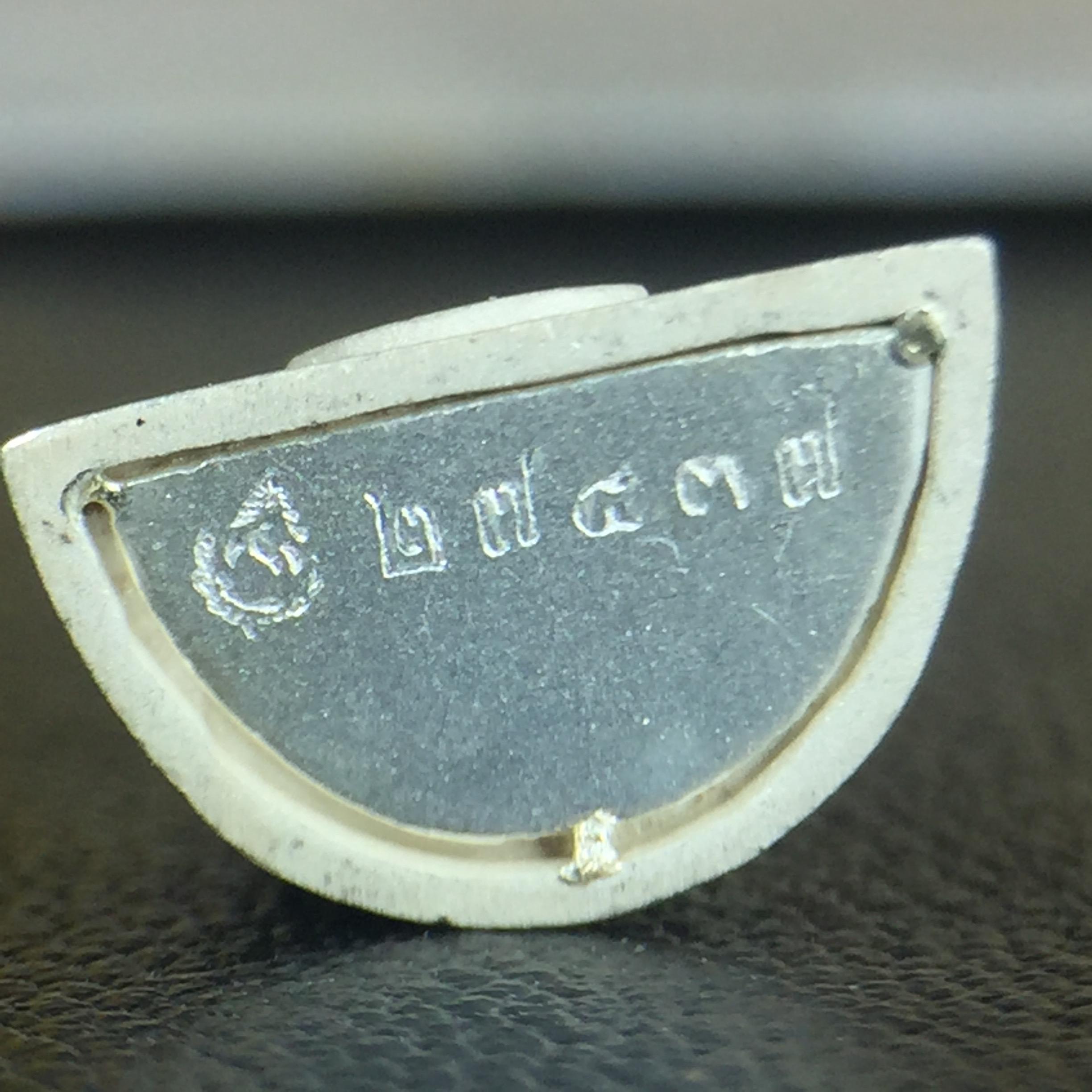 พระแก้วมรกต(จำลอง)ลอยองค์ ขนาดหน้าตัก 1/4 นิ้ว ทรงเครื่องฤดูร้อน เนื้อเงิน ตราสัญลักษณ์ฉลองสิริราชสมบัติครบ 60 ปี พ.ศ.2549(สภาพสวย ครบ สมบูรณ์)